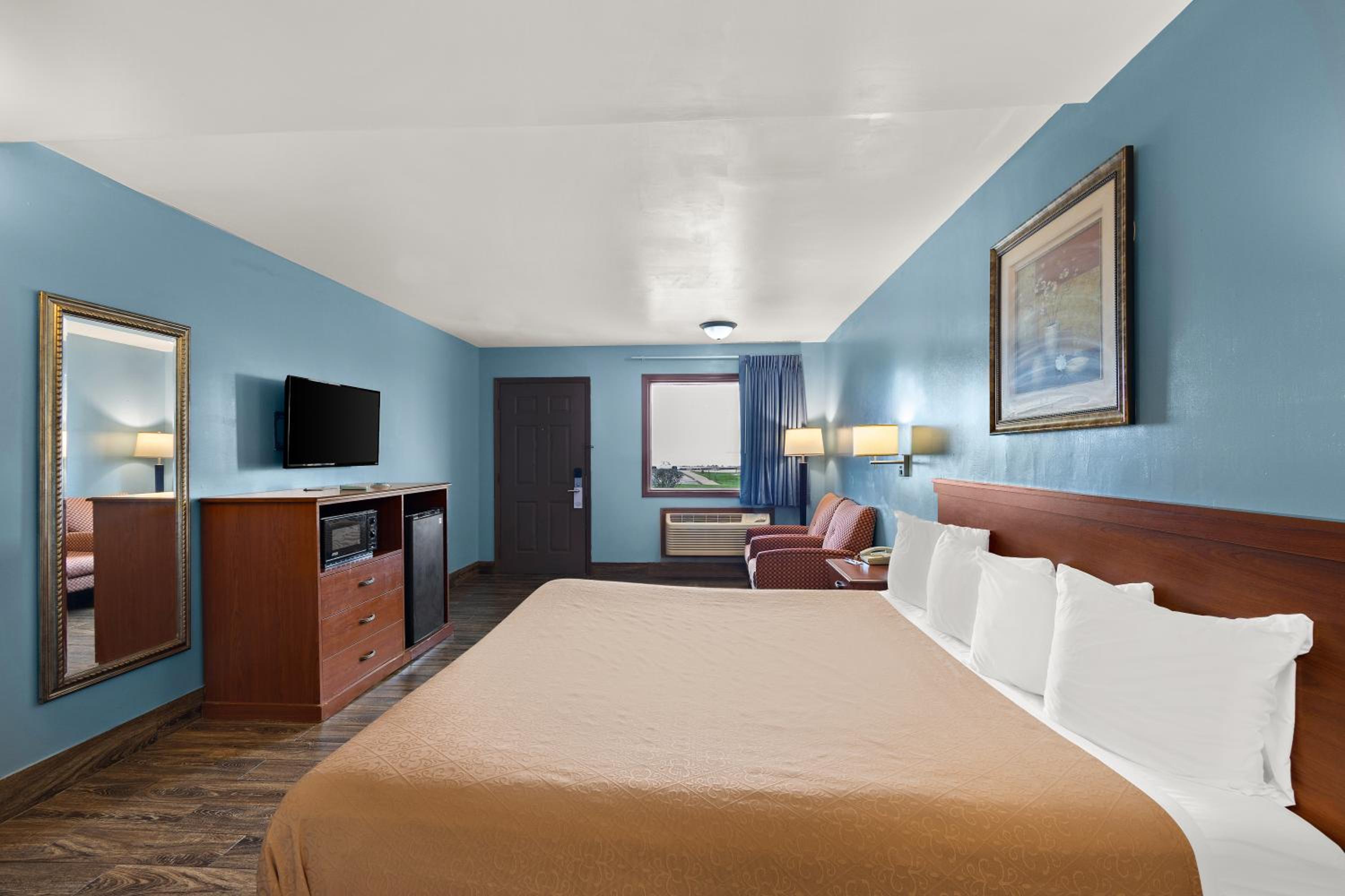 1 King Bed Non-Smoking - Photo 4