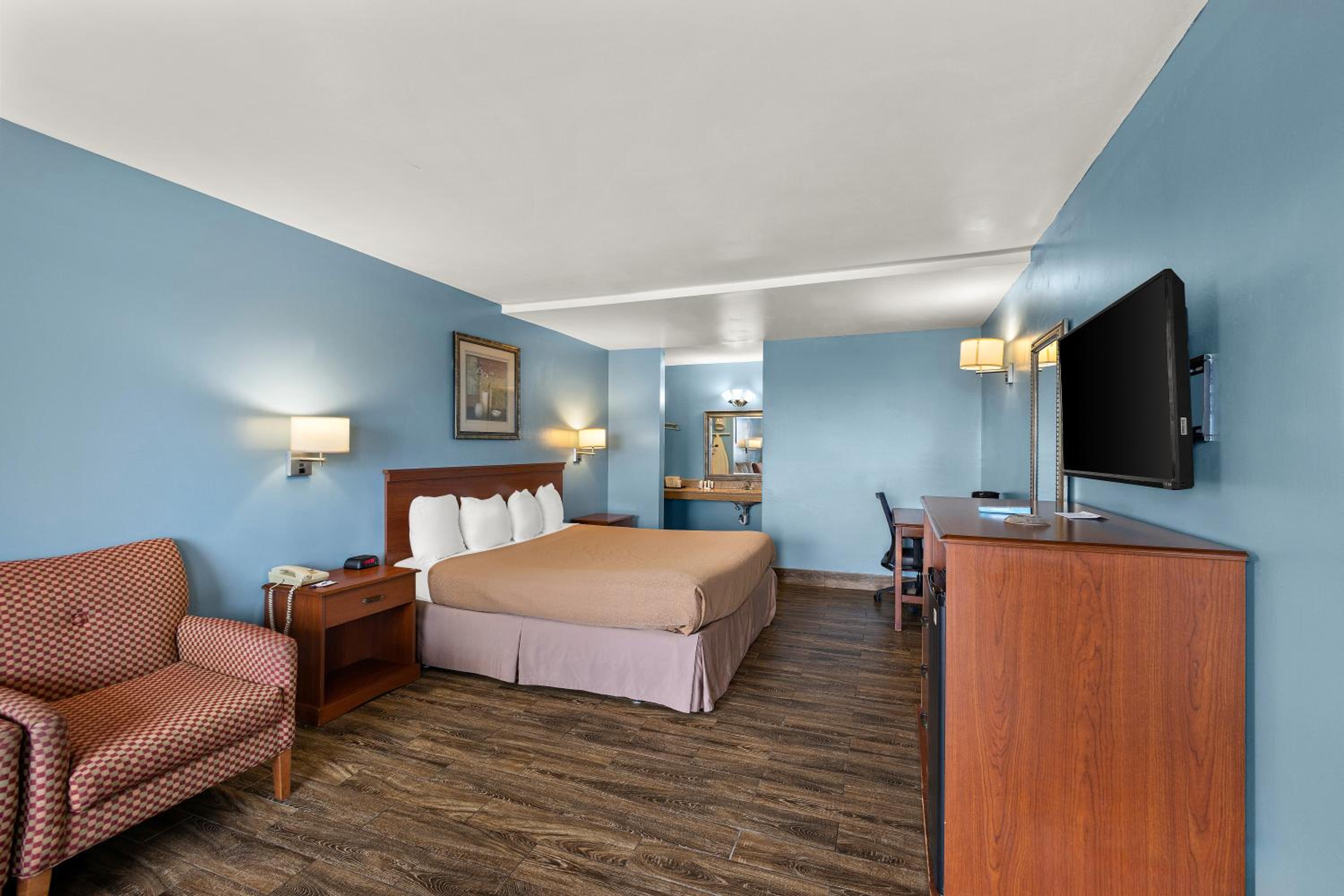 1 King Bed Non-Smoking - Photo 2