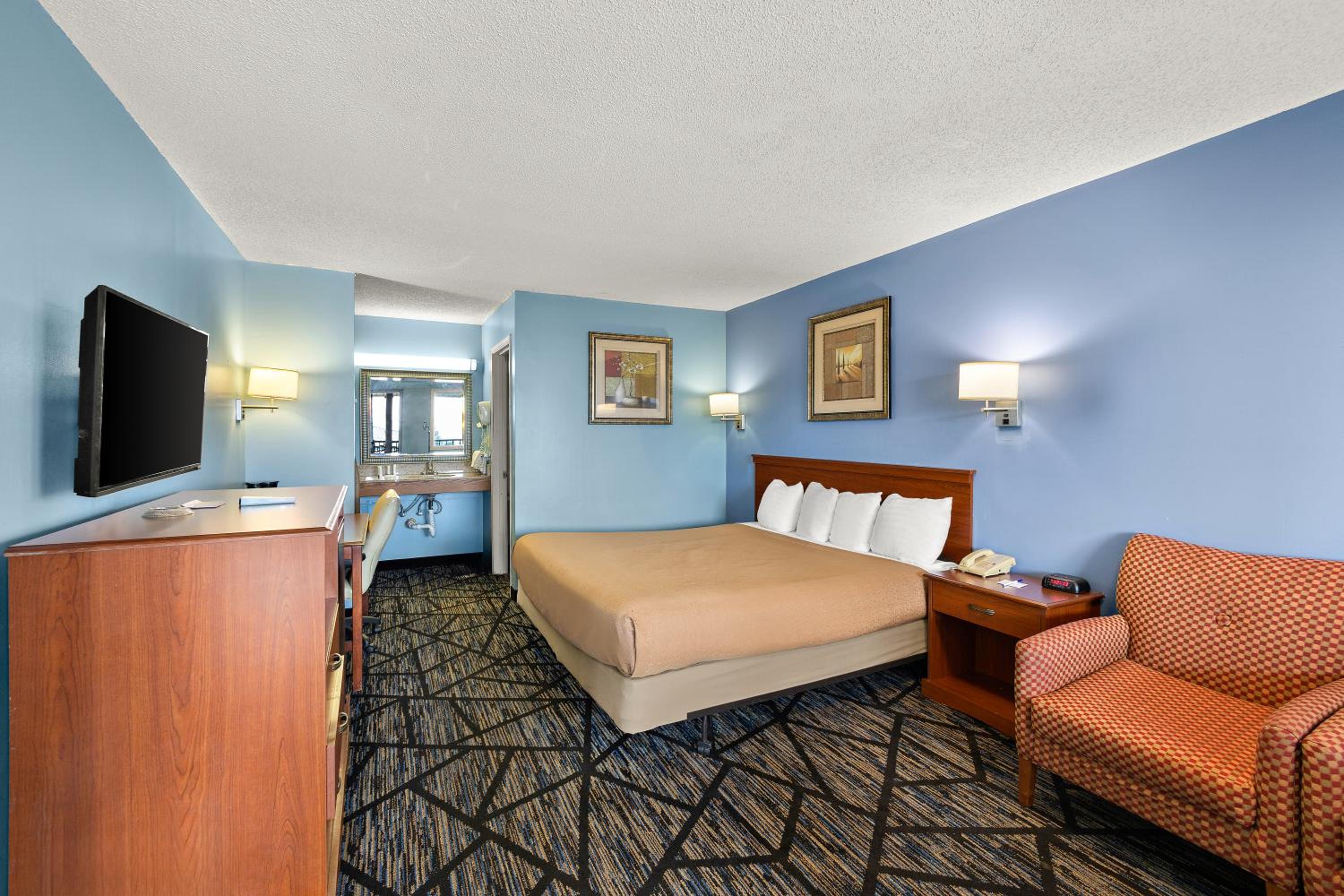 1 King Bed Non-Smoking - Photo 1