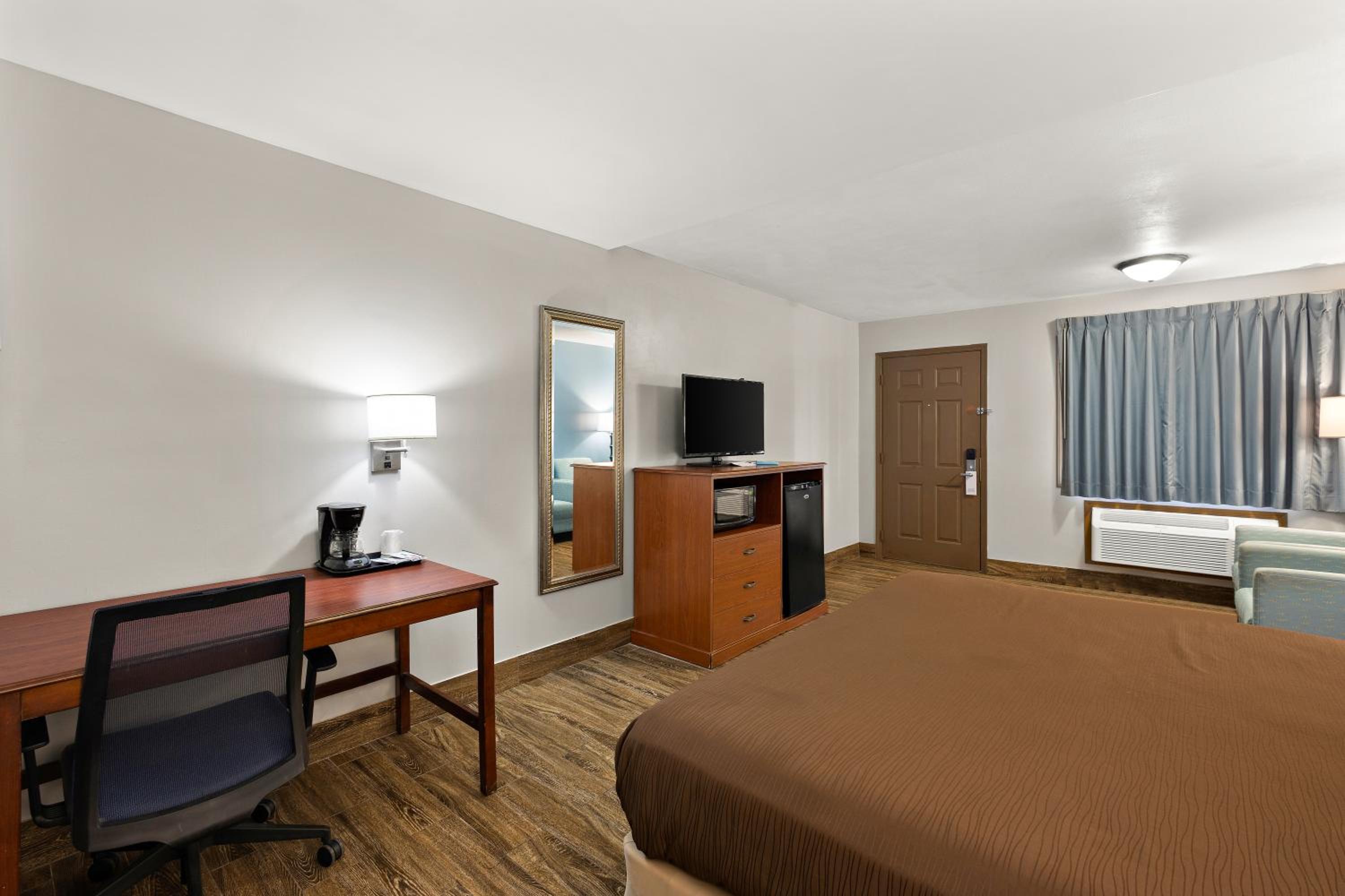 1 Queen Bed Non-Smoking photo 2
