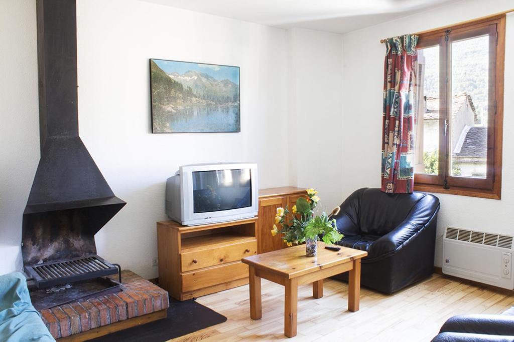 Three-Bedroom Apartment photo 2
