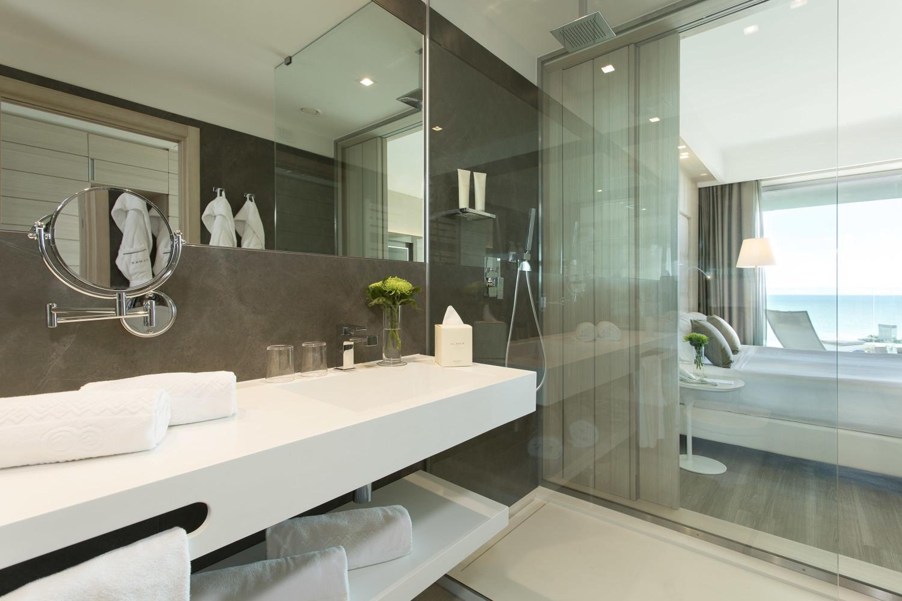 Deluxe Triple Room with Sea View photo 3