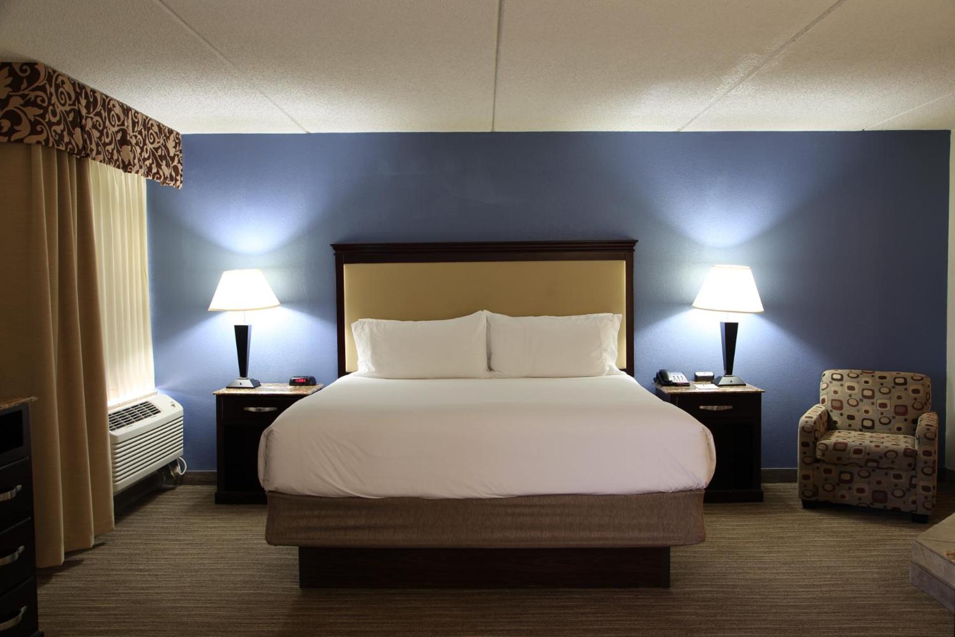 King Suite with Whirlpool - Non-Smoking photo 1