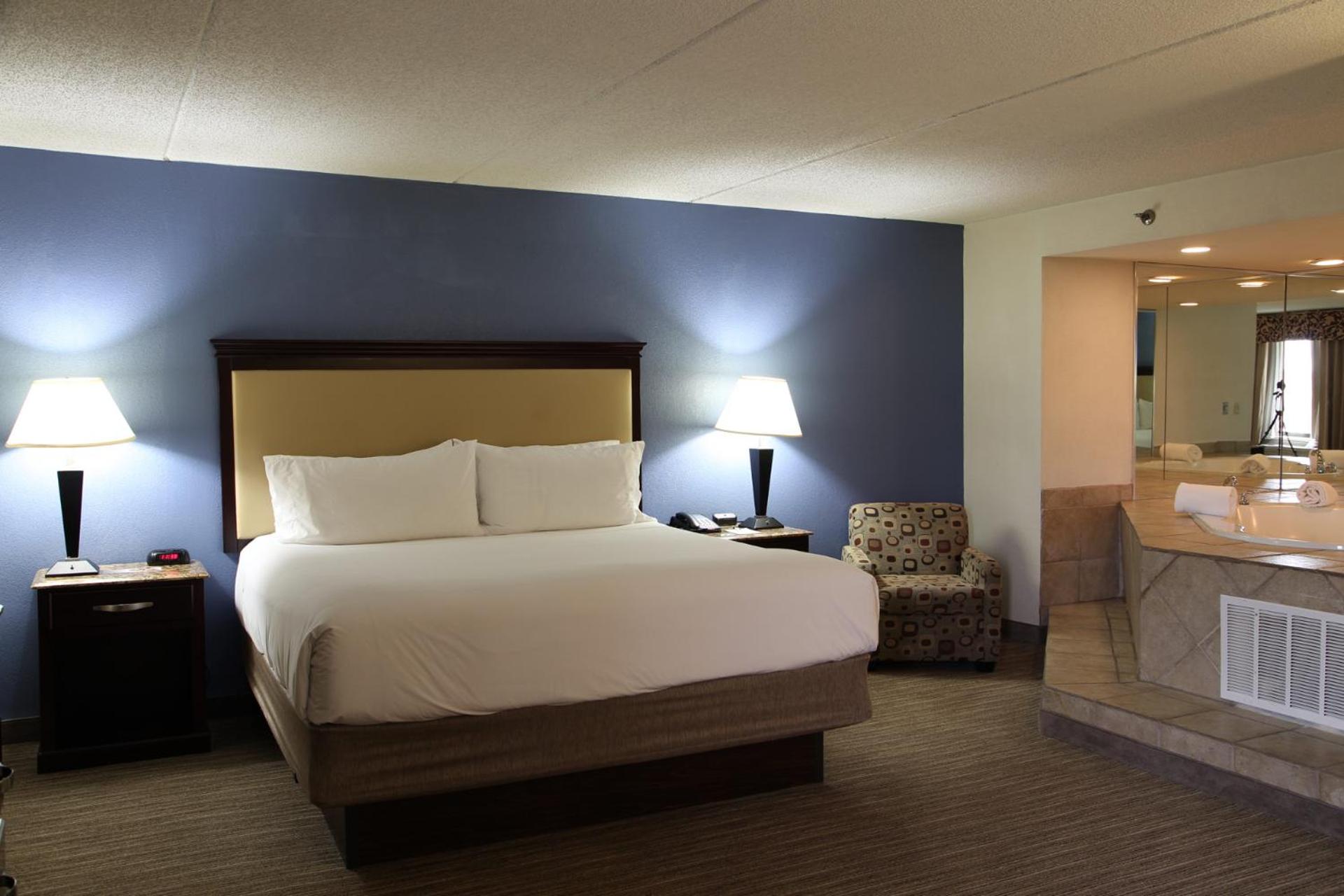 King Suite with Whirlpool - Non-Smoking photo 2