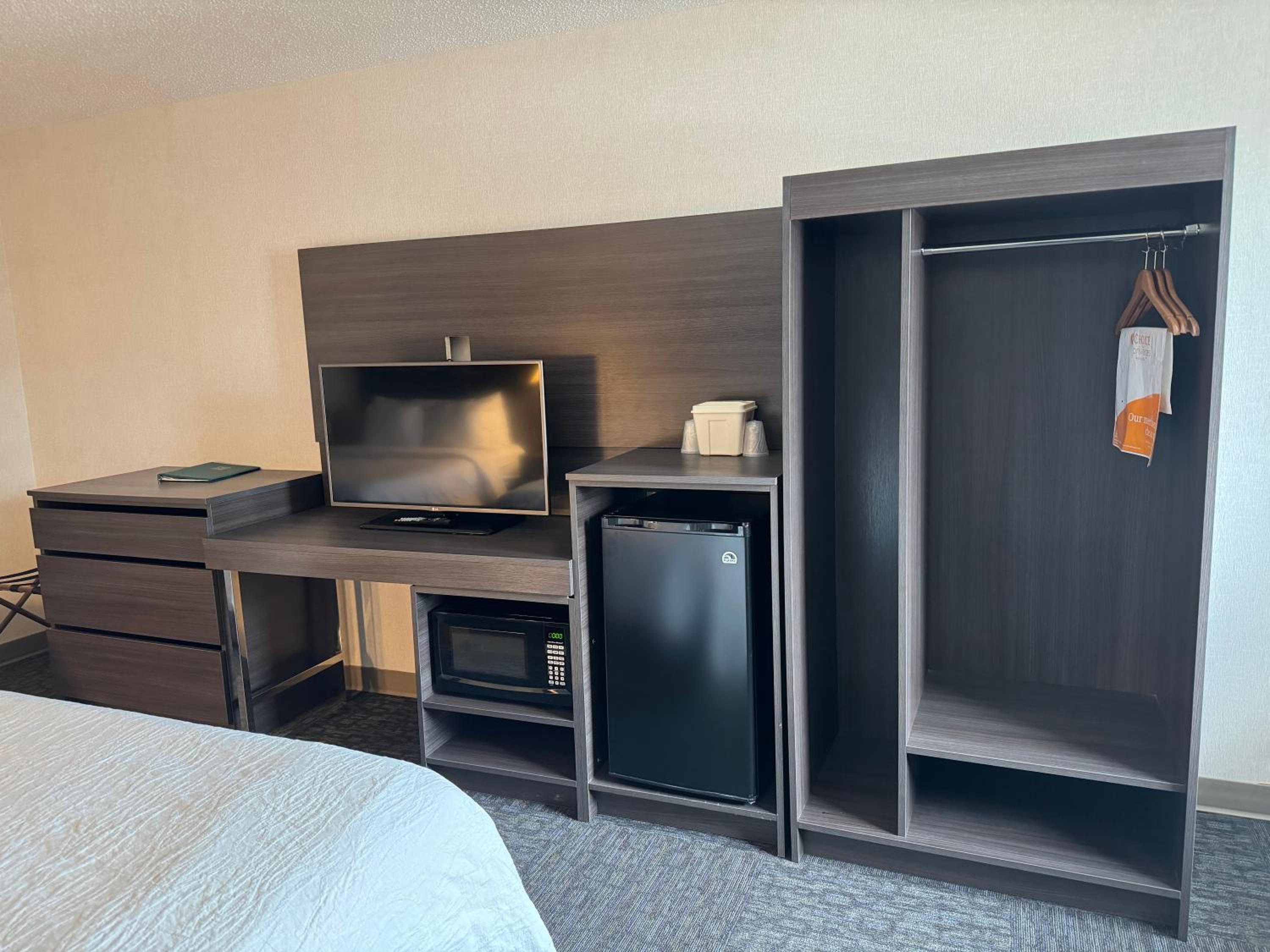 Queen Room with Two Queen Beds - Non-Smoking - Photo 2