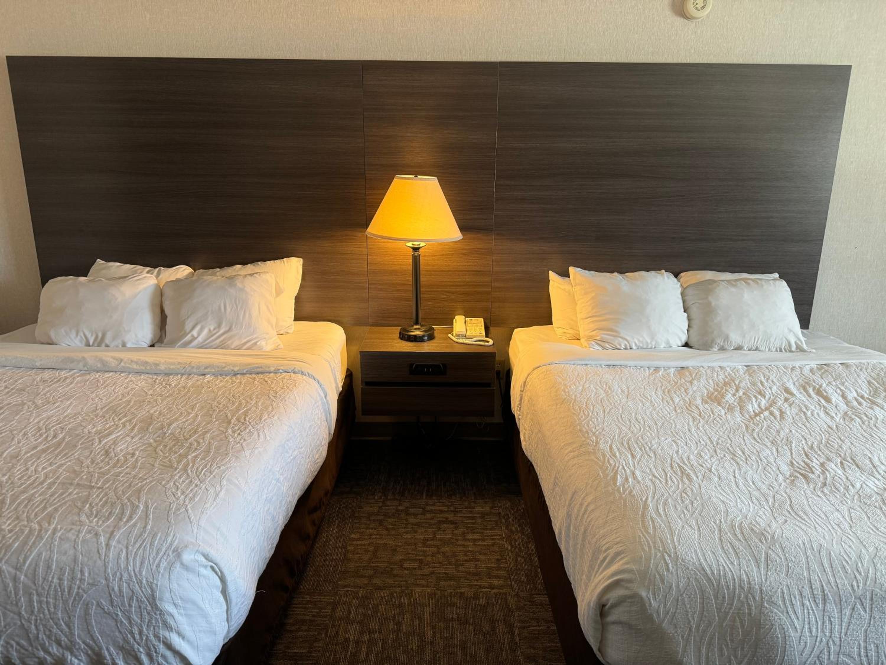 Queen Room with Two Queen Beds - Non-Smoking - Photo 15