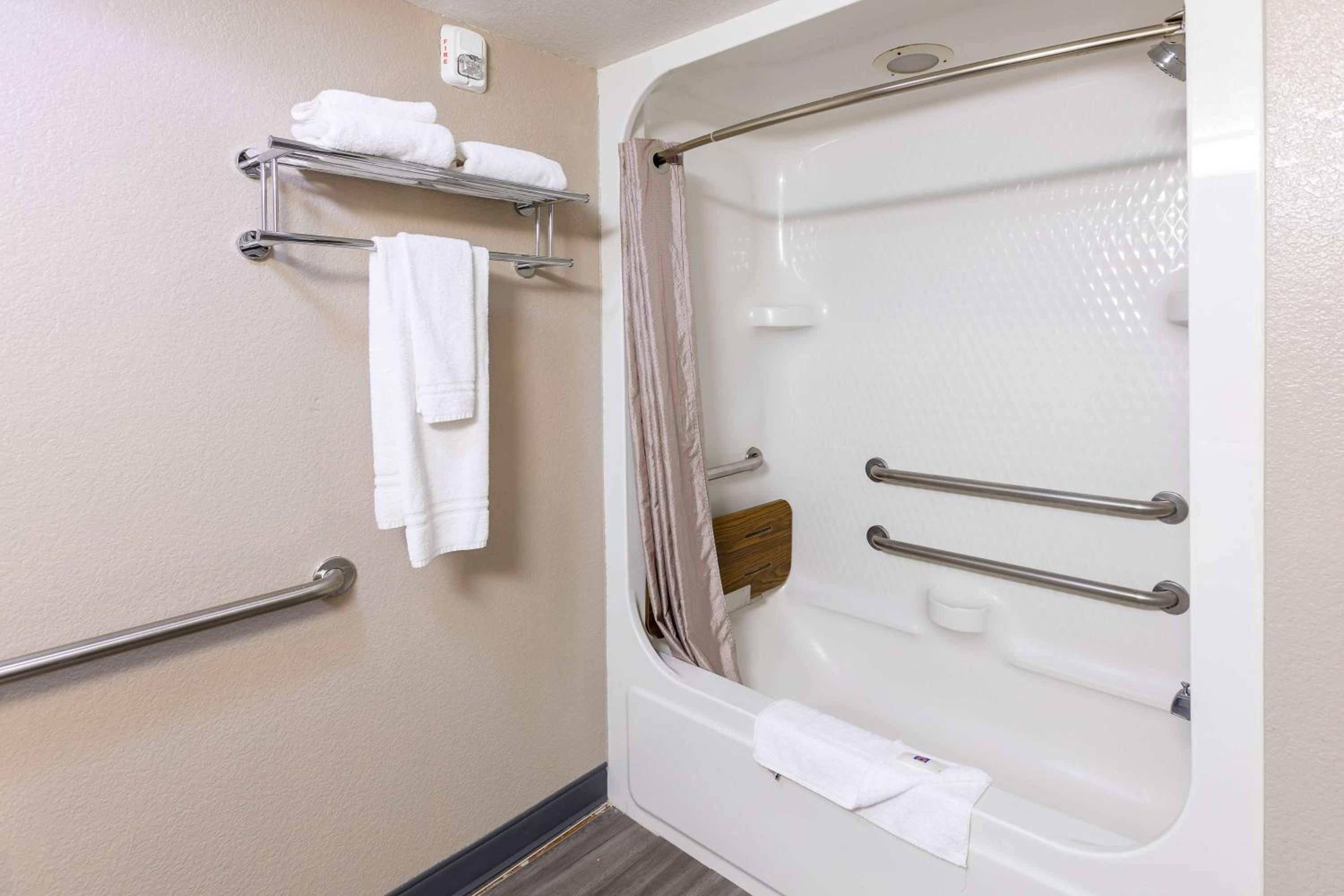 Queen Room - Disability Access - Non-Smoking - Photo 4