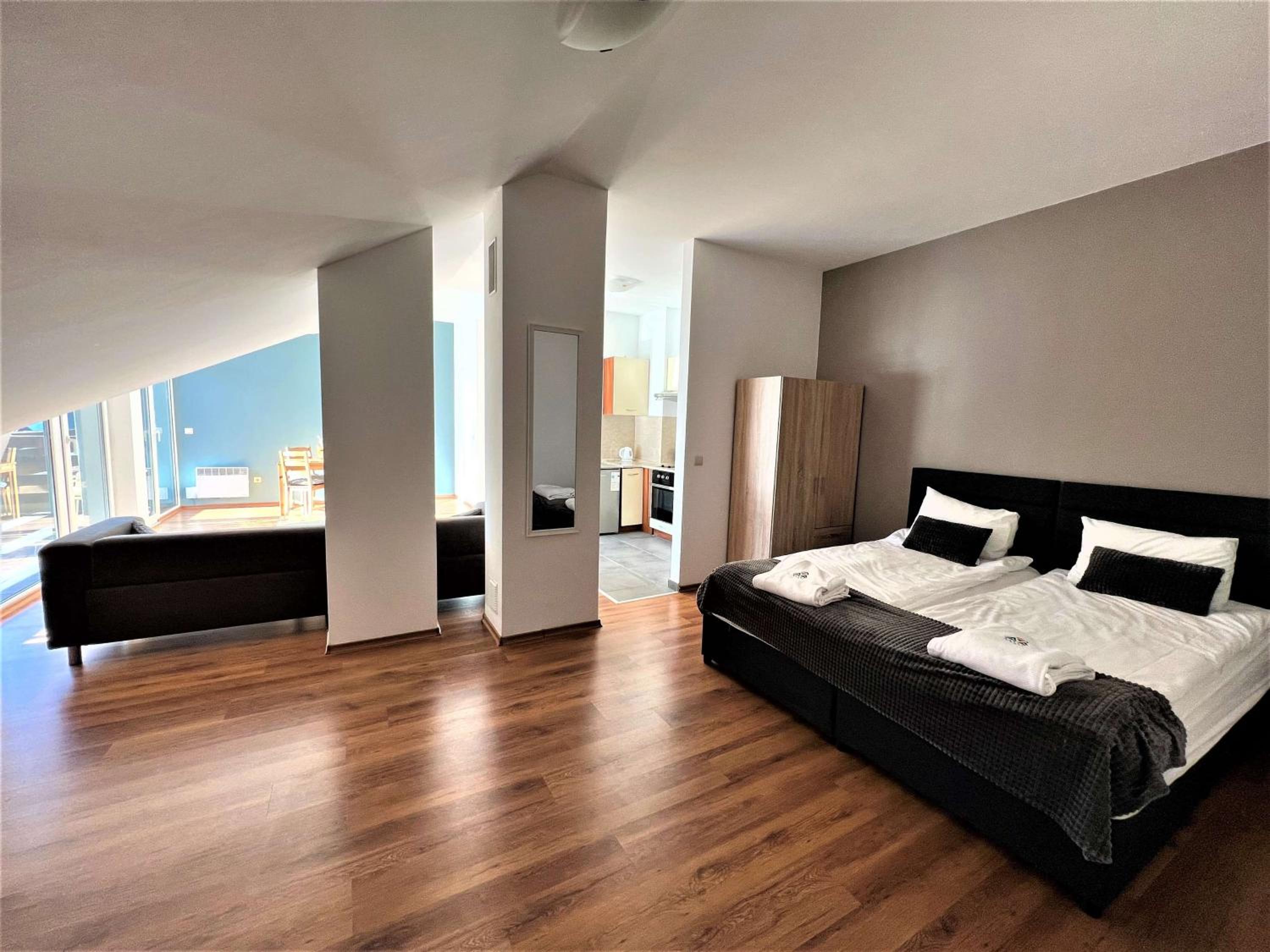 Queen Studio with Kitchenette and Balcony - Non-Smoking