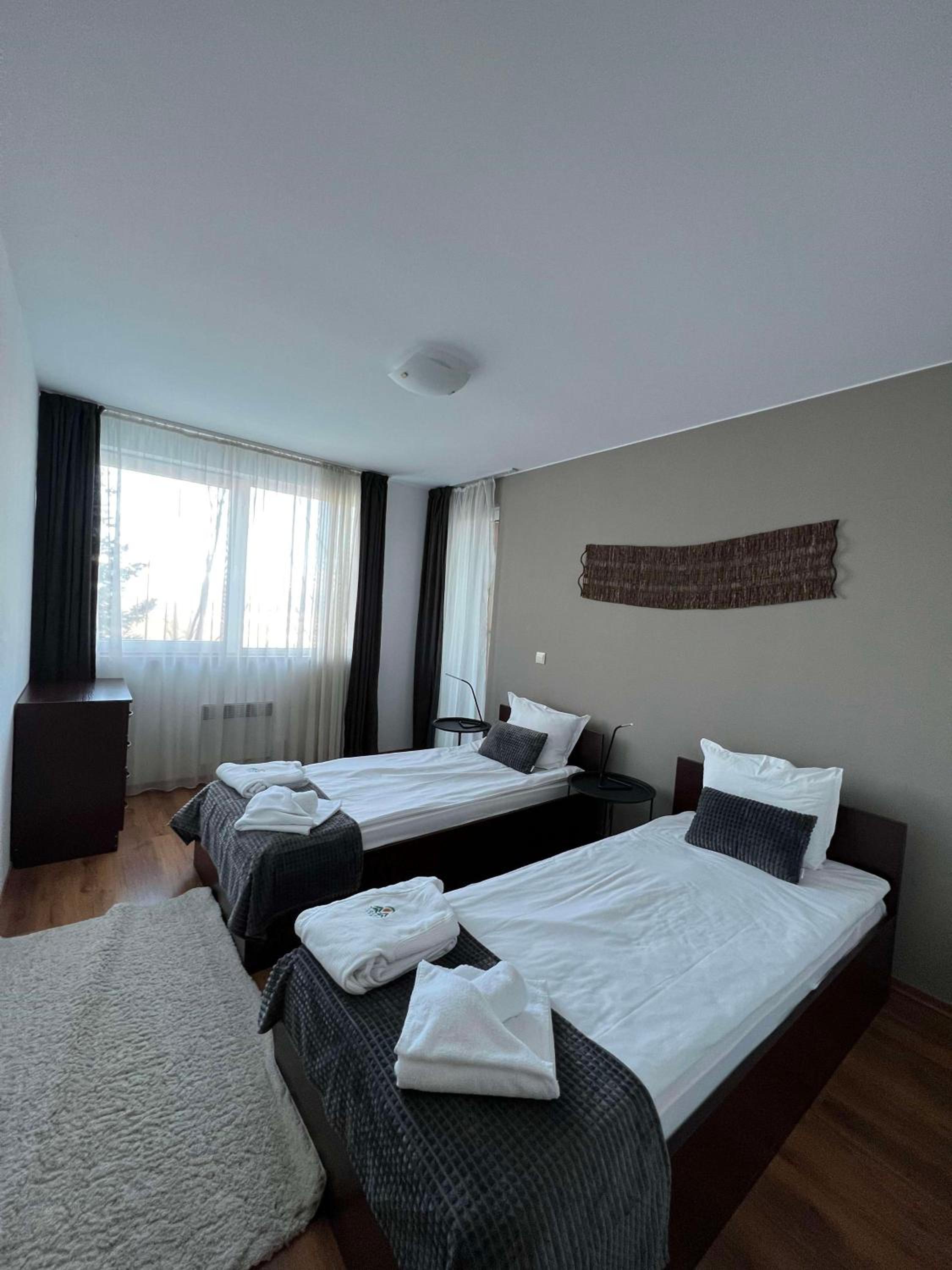 Three-Bedroom Apartment with Fireplace - Non-Smoking