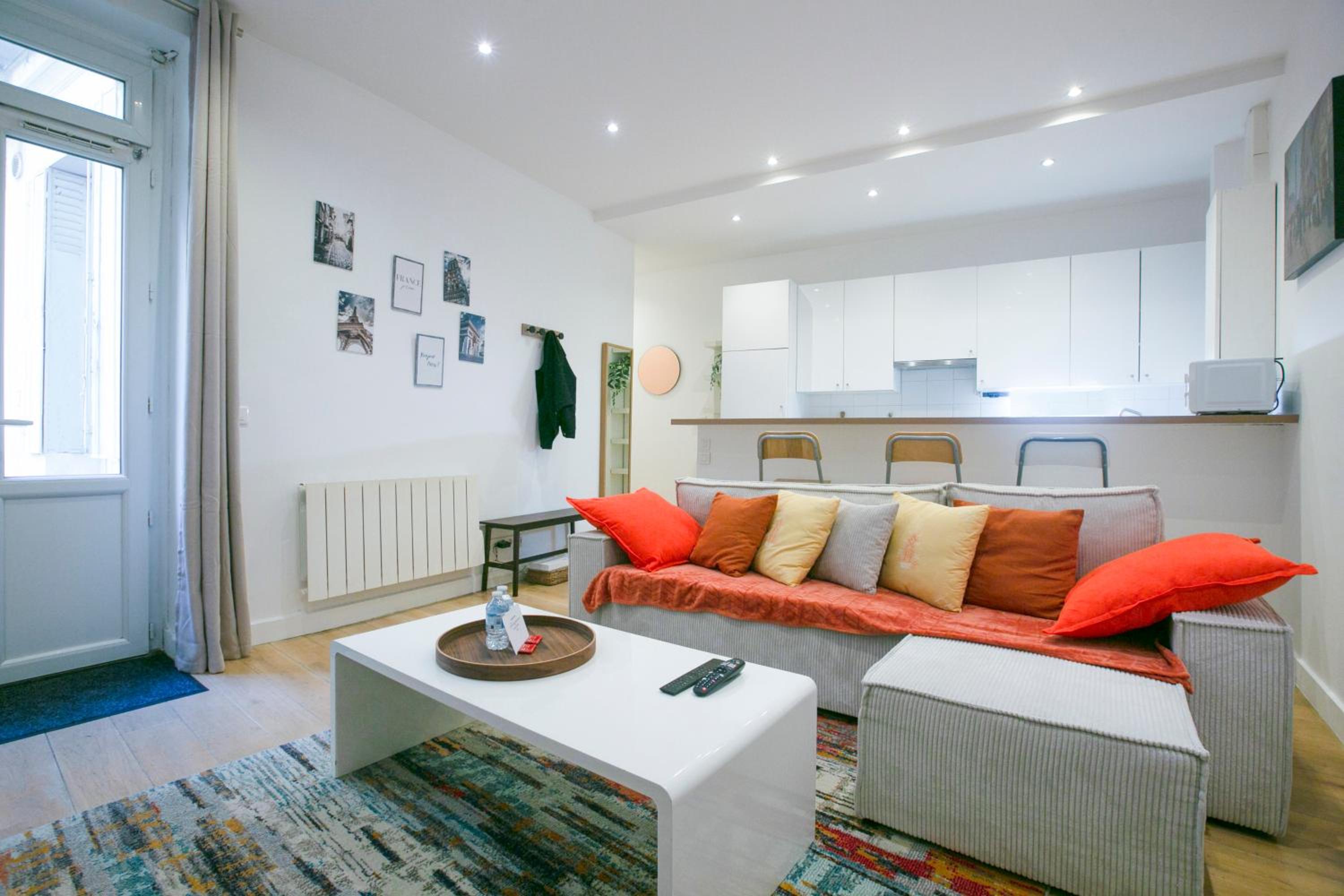 One-Bedroom Apartment photo 1