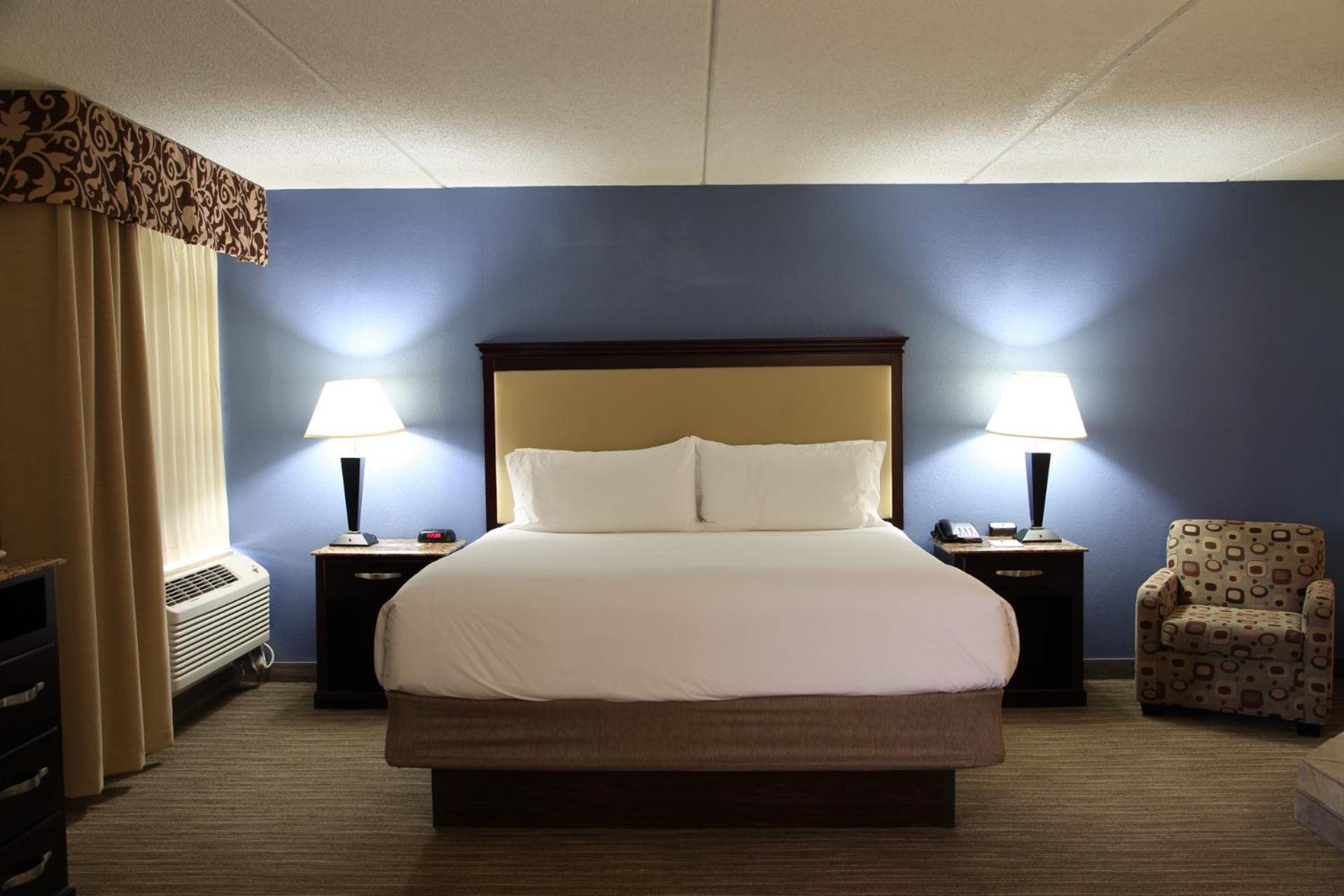 King Suite with Whirlpool - Non-Smoking photo 3
