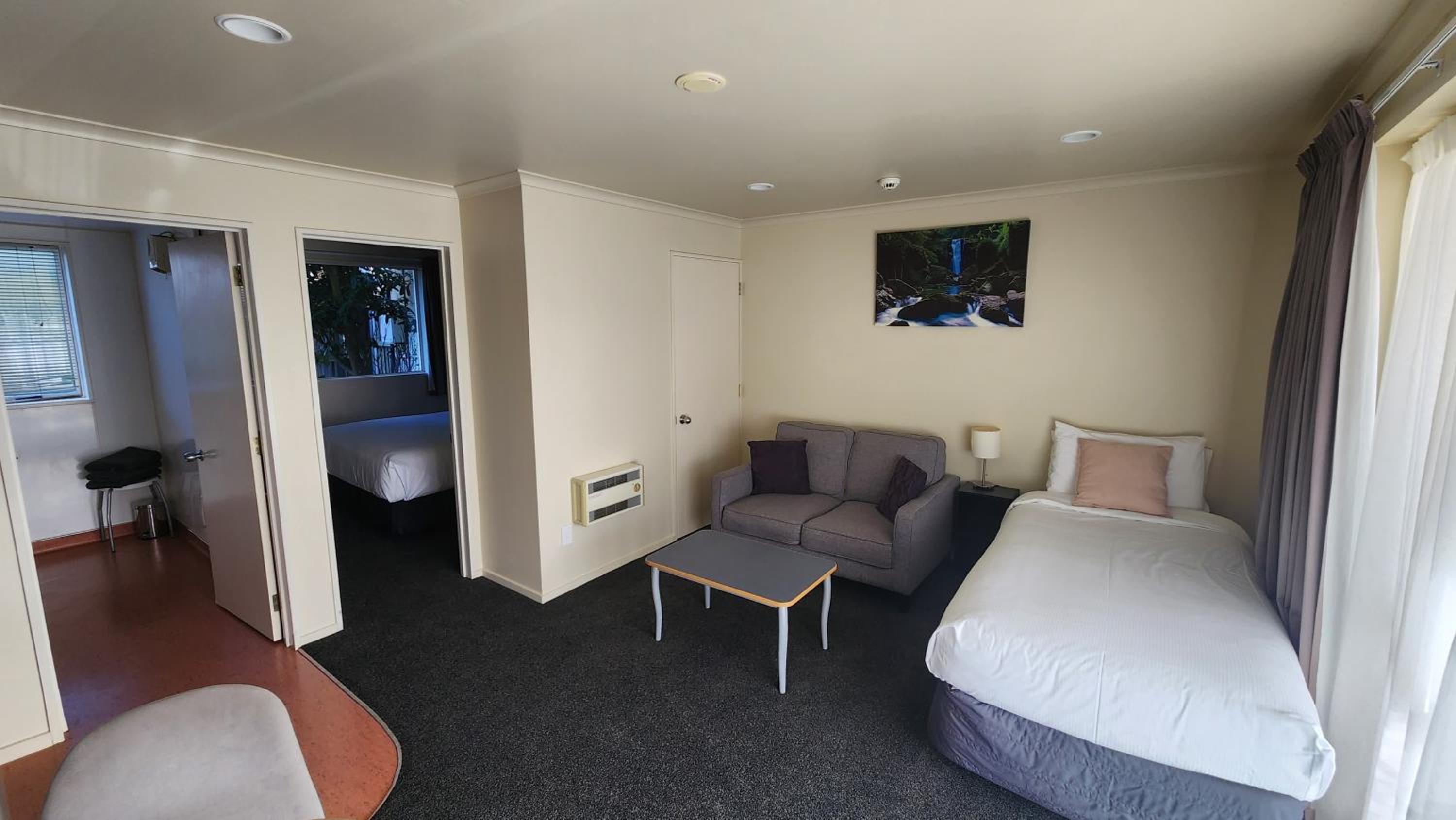 Deluxe One-Bedroom Apartment photo 2