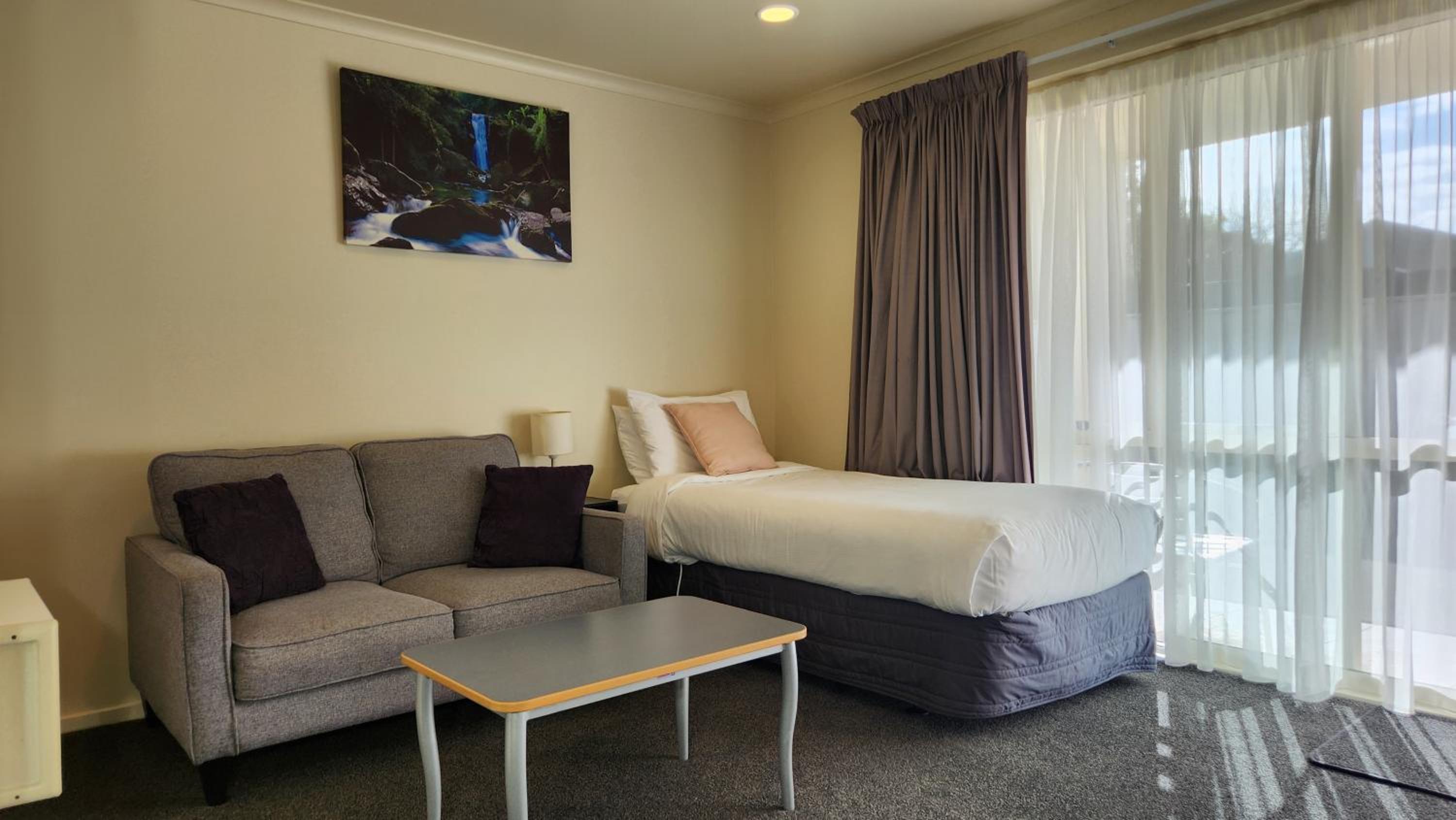 Deluxe One-Bedroom Apartment photo 1