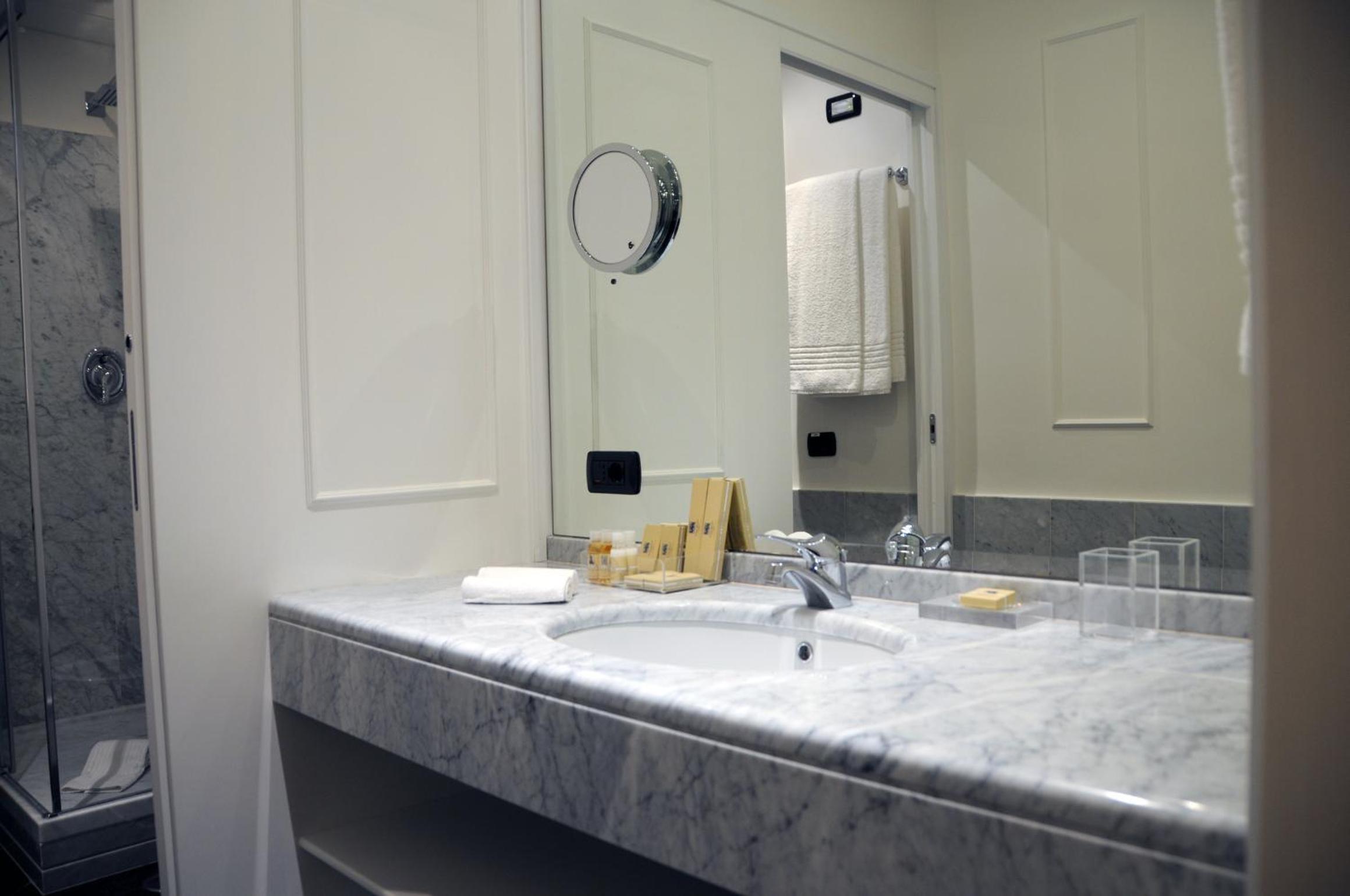 Suite white photo 3