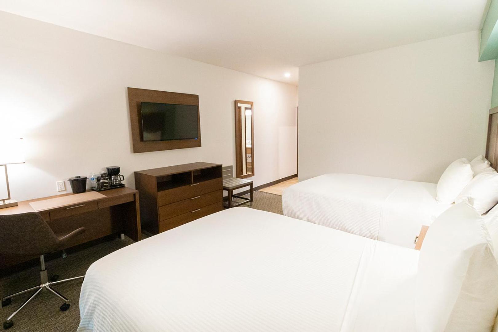 Quadruple Room - Non Smoking/Interior Hall - Photo 4