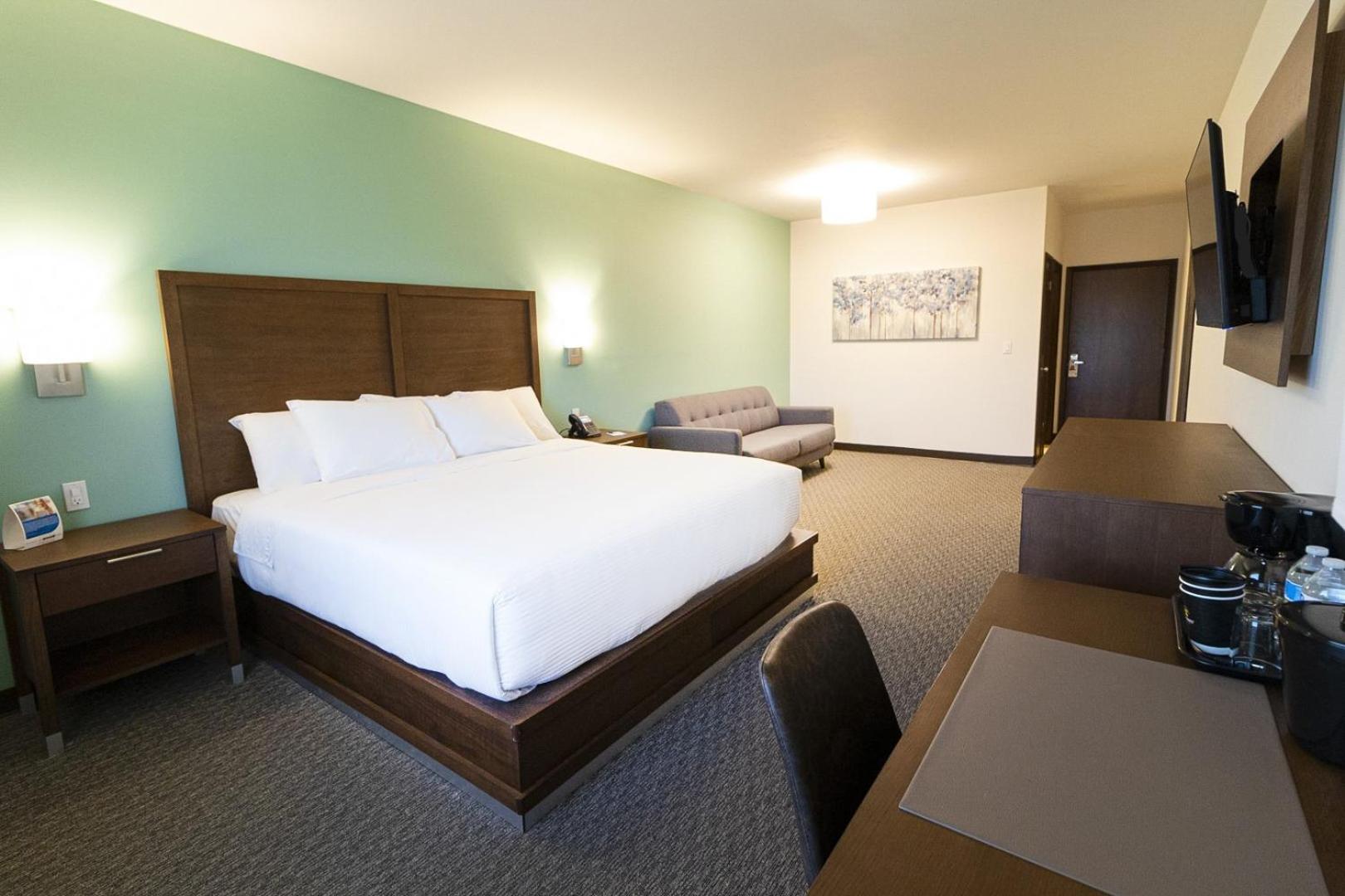 King Suite - Non Smoking/Interior Hall - Photo 3