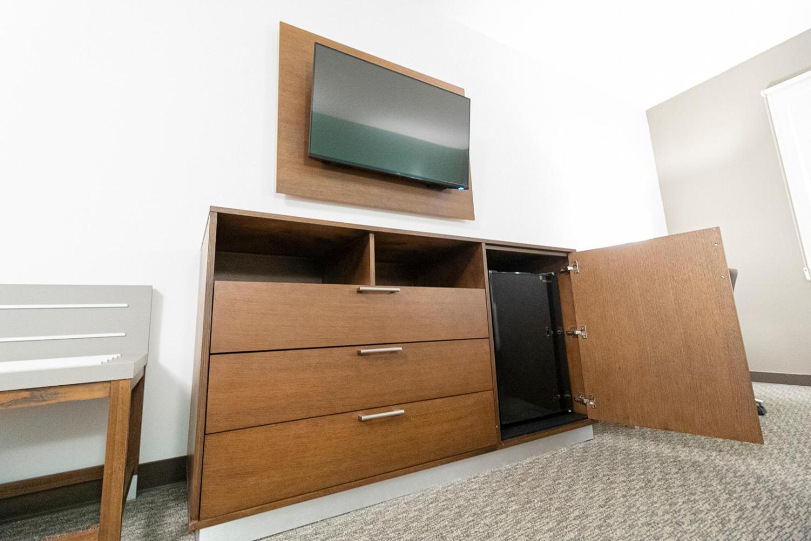 King Suite - Non Smoking/Interior Hall - Photo 1