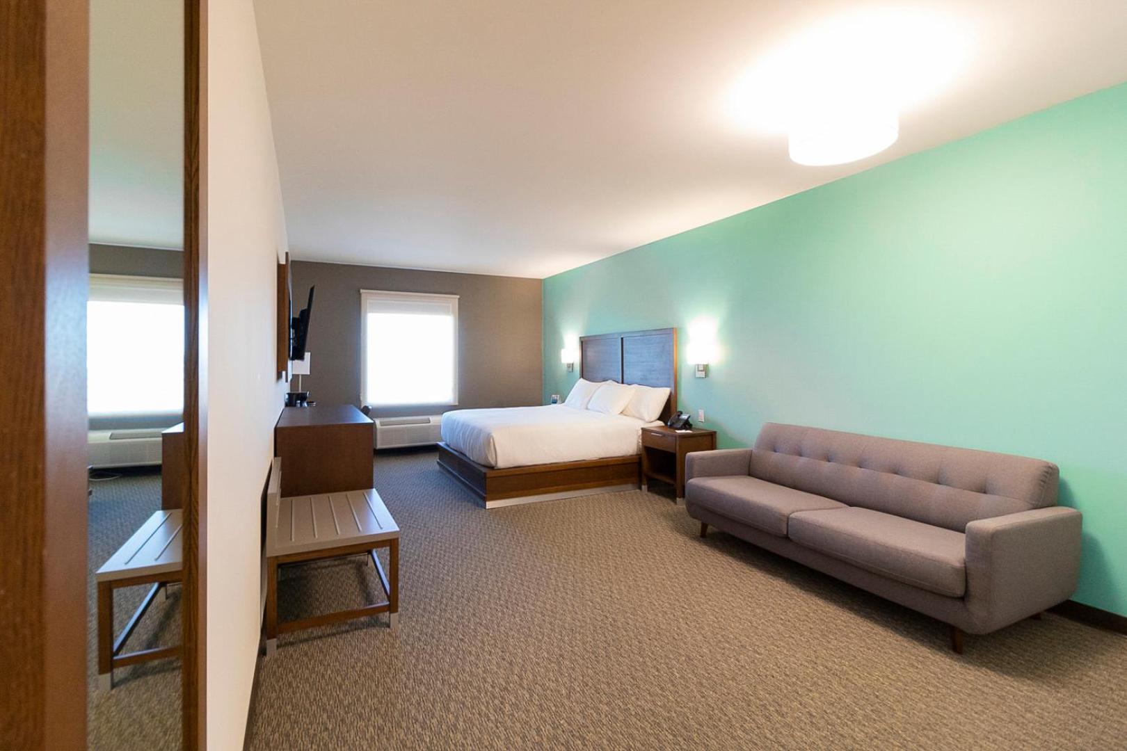 King Suite - Non Smoking/Interior Hall - Photo 4