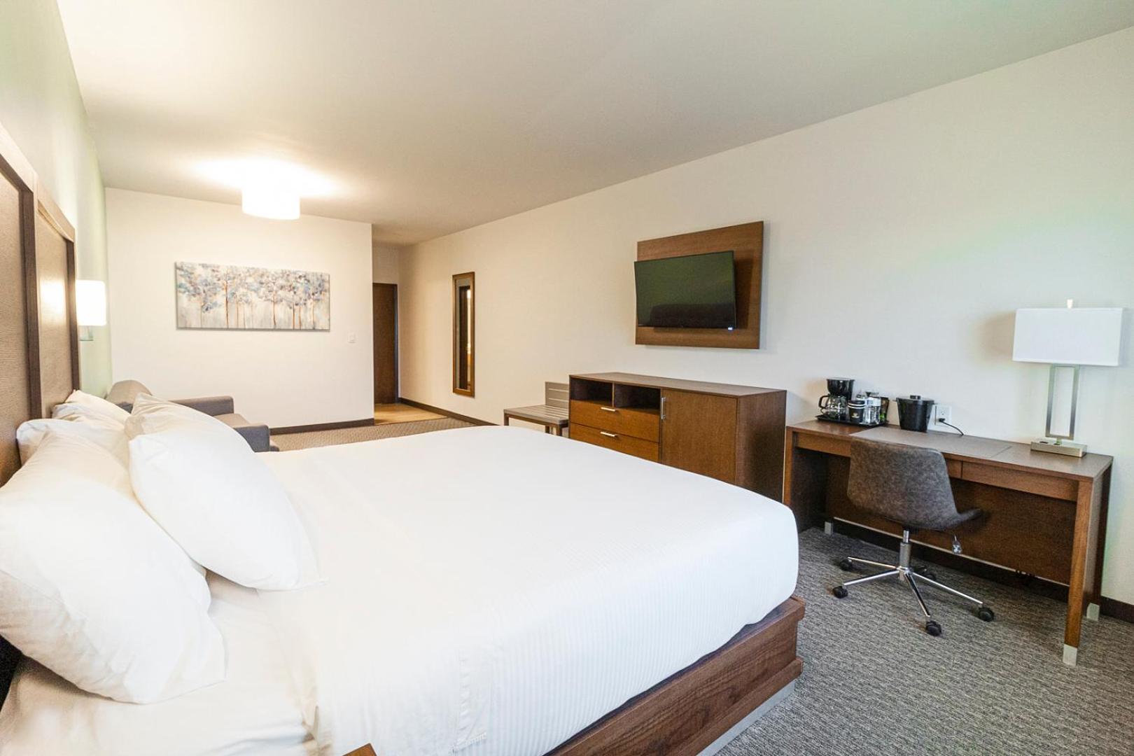 King Suite - Non Smoking/Interior Hall - Photo 5