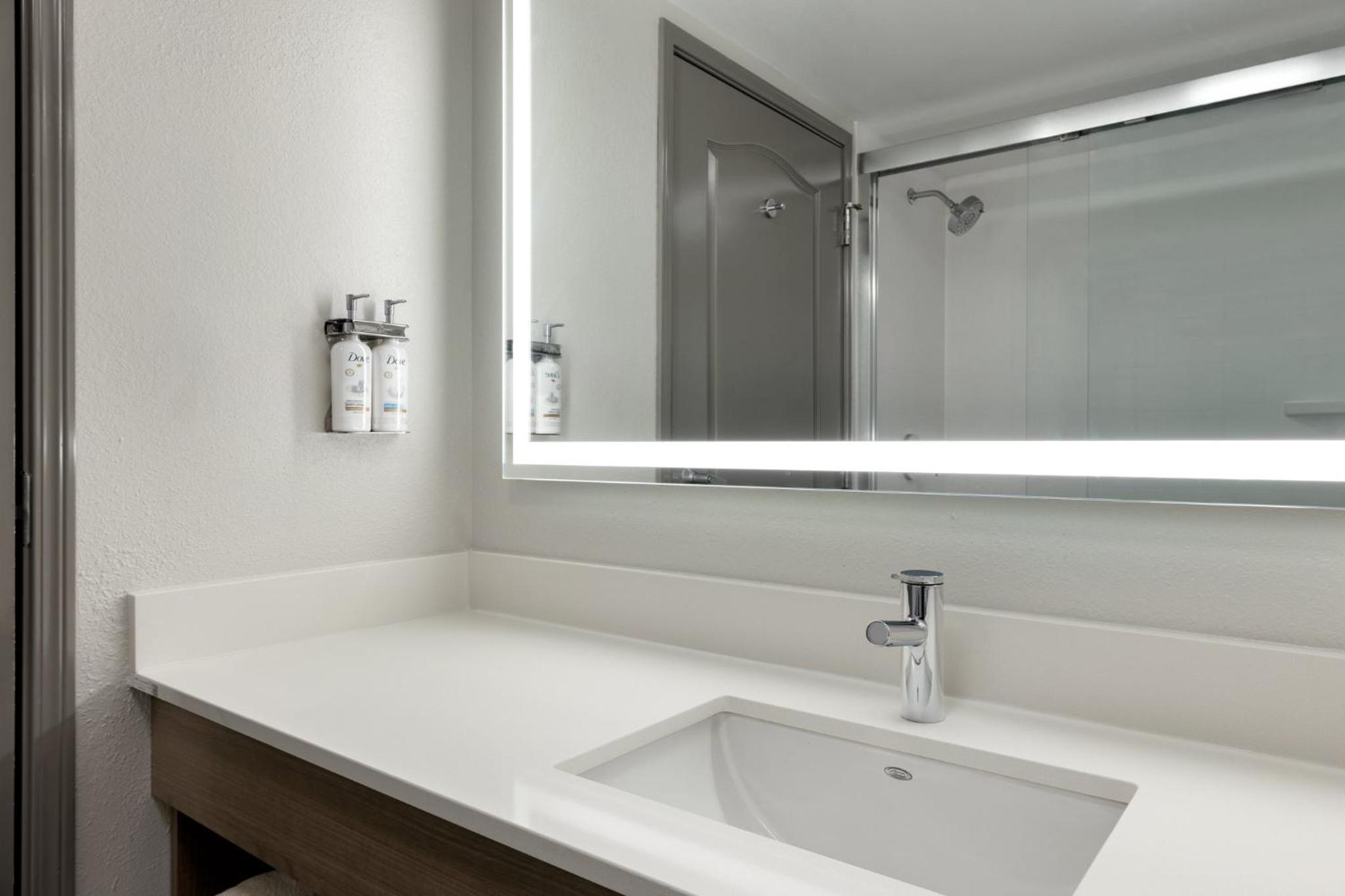 Standard King Room - Photo 5