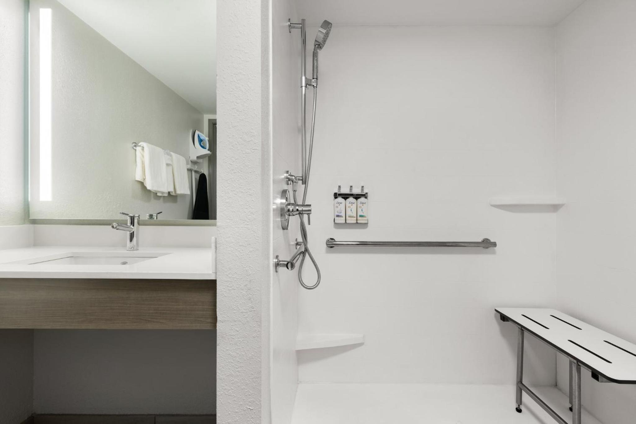 King Room with Roll-In Shower - Disability Access - Photo 2