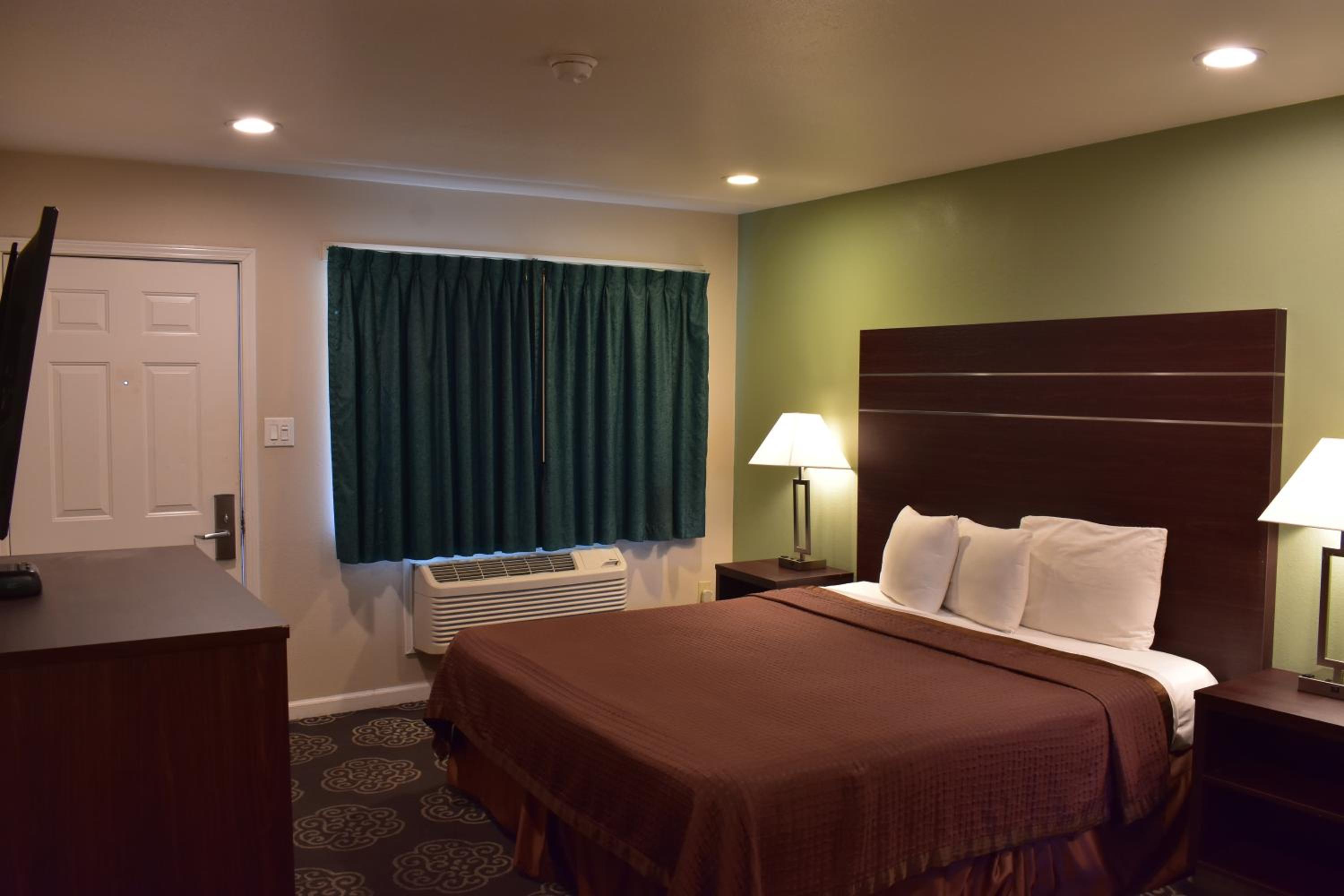 King Room - Non-Smoking photo 2