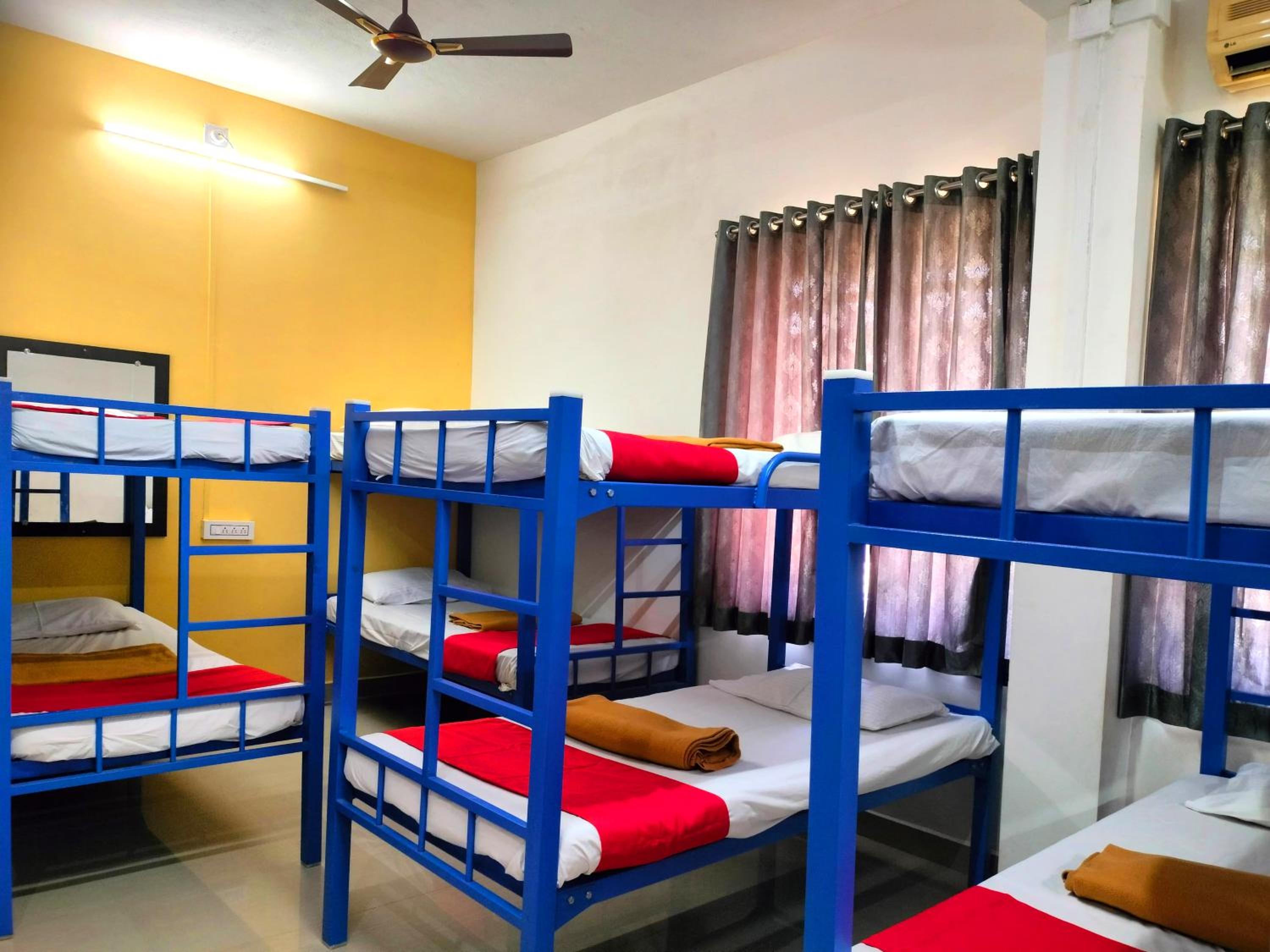 10-Bed Mixed Dormitory Room photo 2
