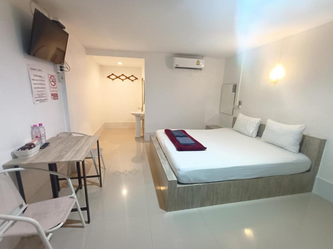 Standard King Room - Photo 15