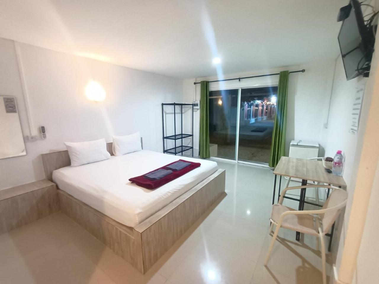 Standard King Room - Photo 14
