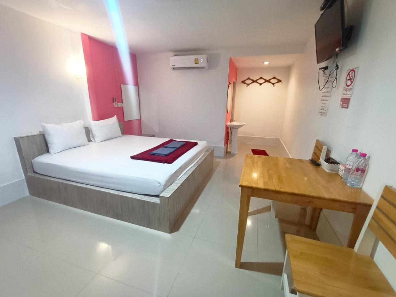 Standard King Room - Photo 13