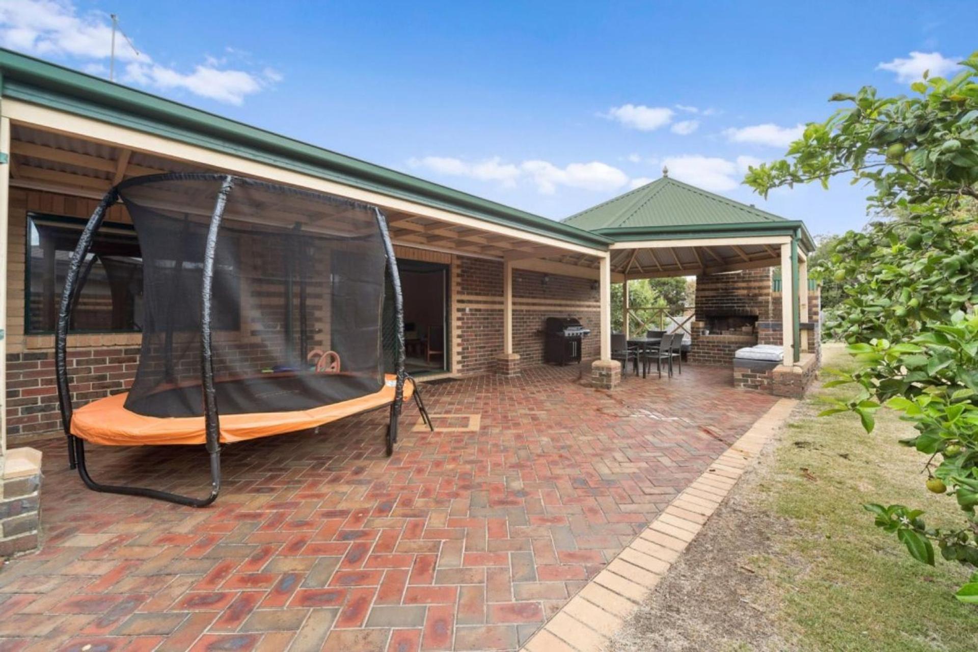 Four-Bedroom House photo 2