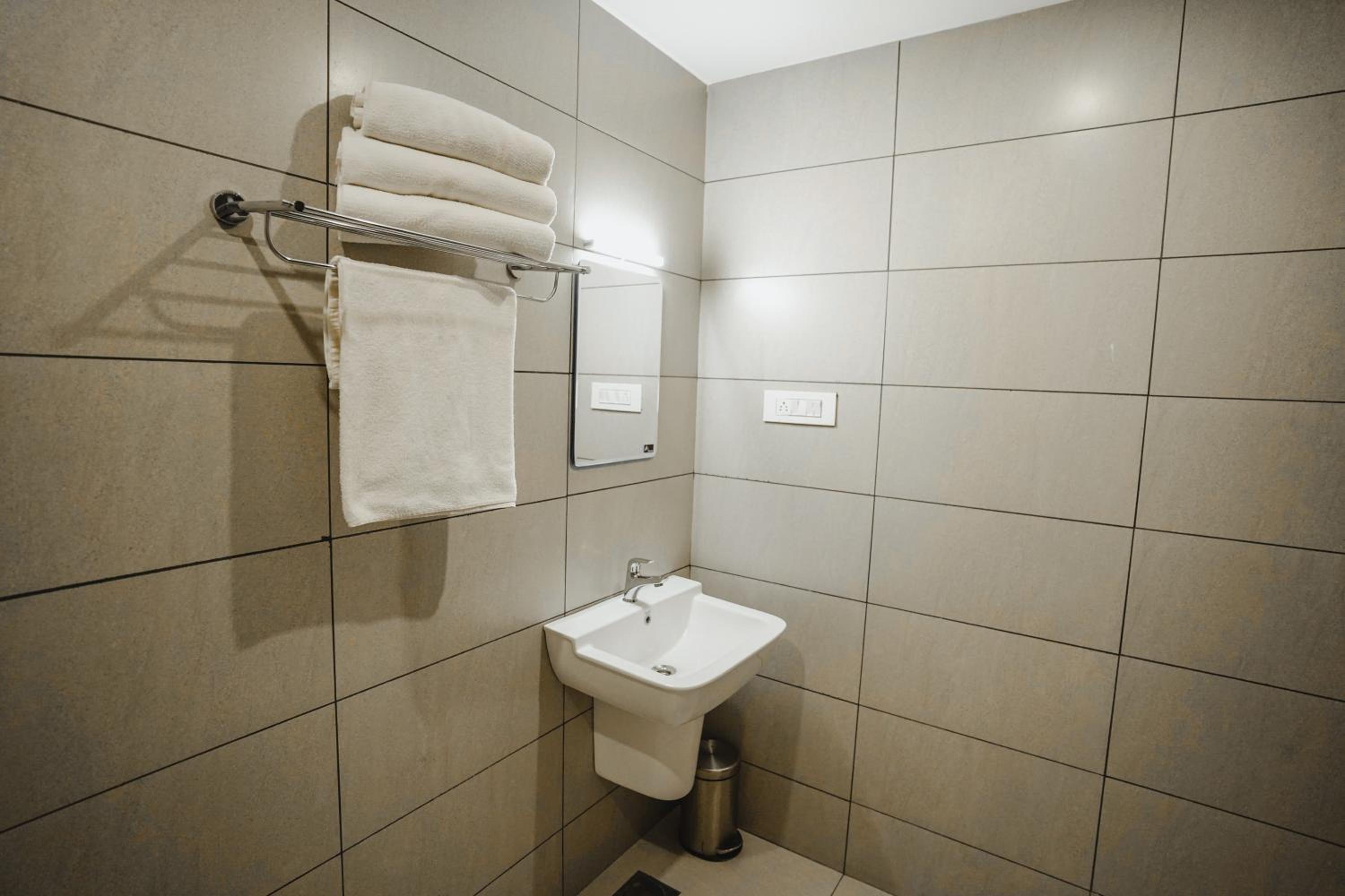 Deluxe Double Room - Photo 11