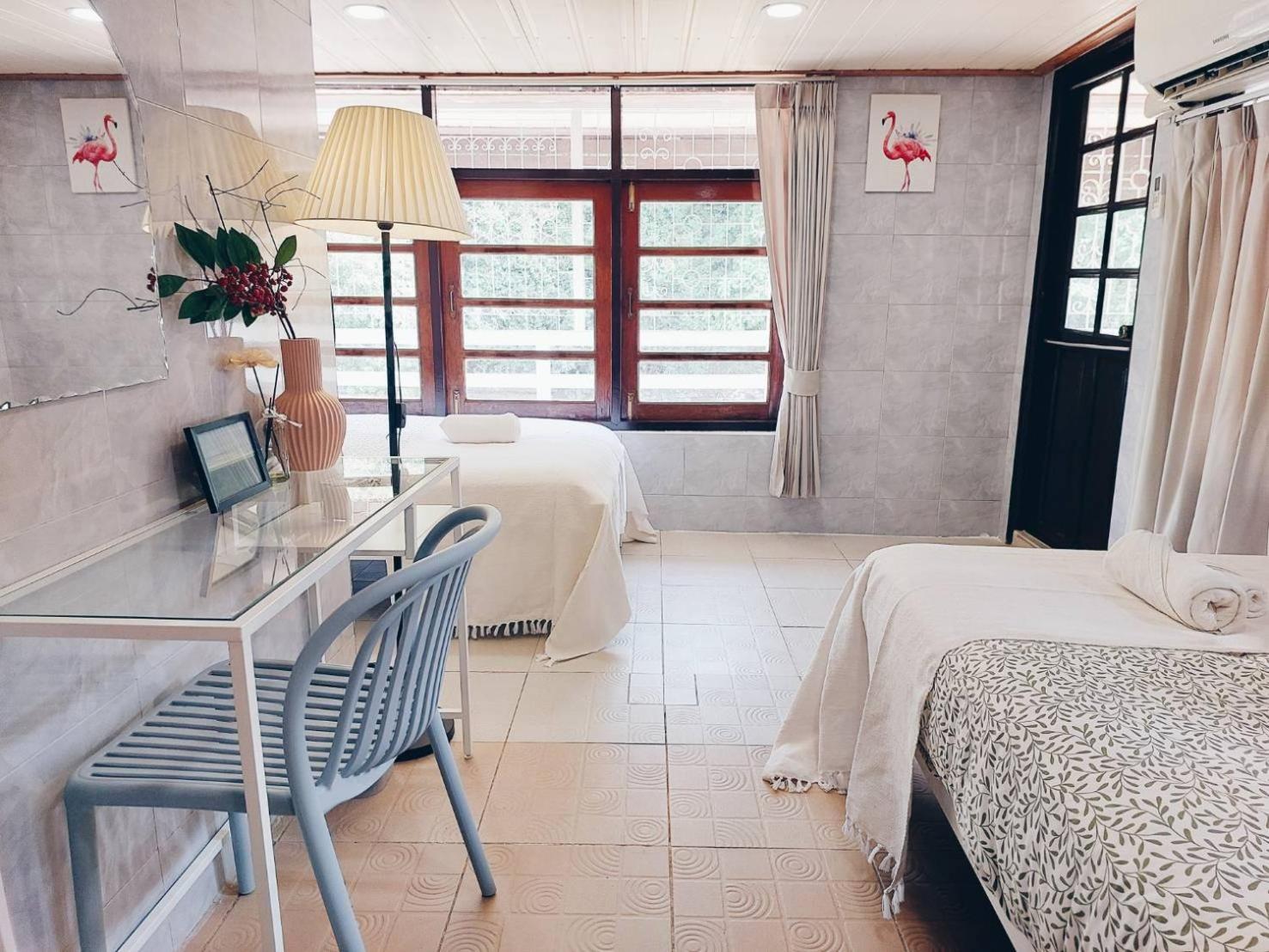 Zweibettzimmer mit Balkon