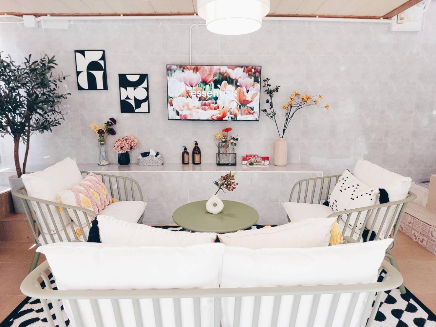 Twin Room with Balcony thumbnail 6