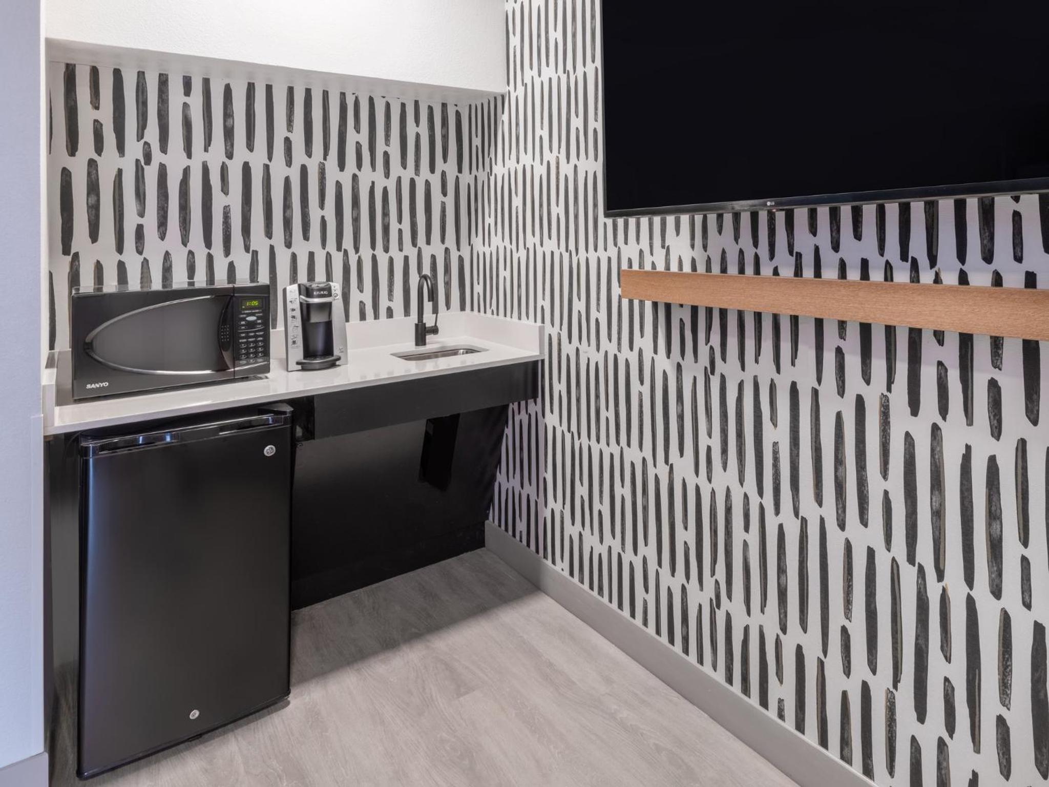 King Suite with Mobility Accessible Roll-In Shower - Photo 3
