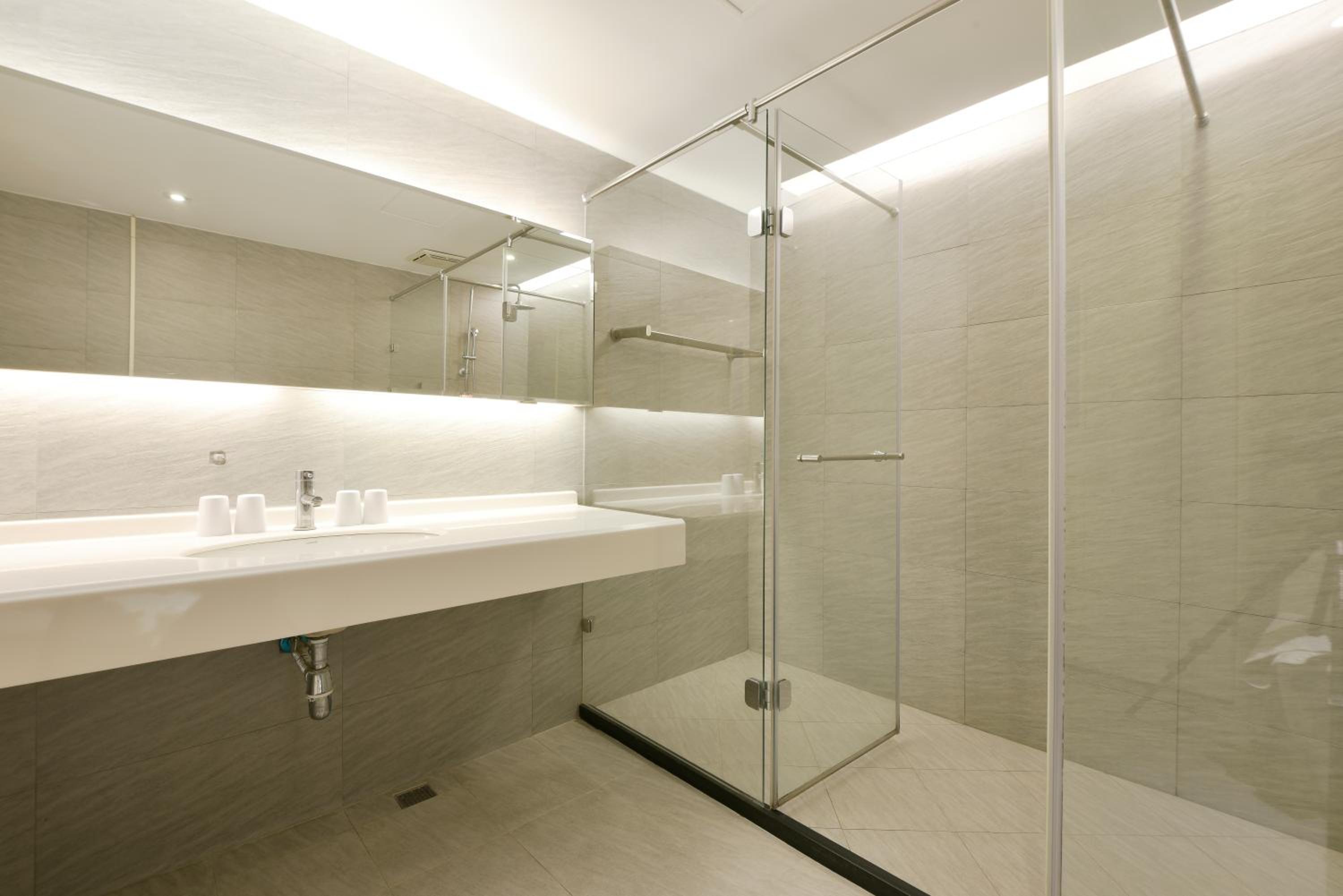 Standard Twin Room - Photo 8