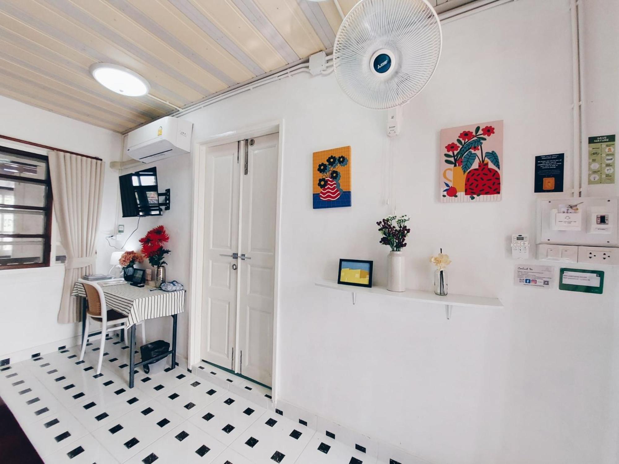 Double Room with Balcony thumbnail 6