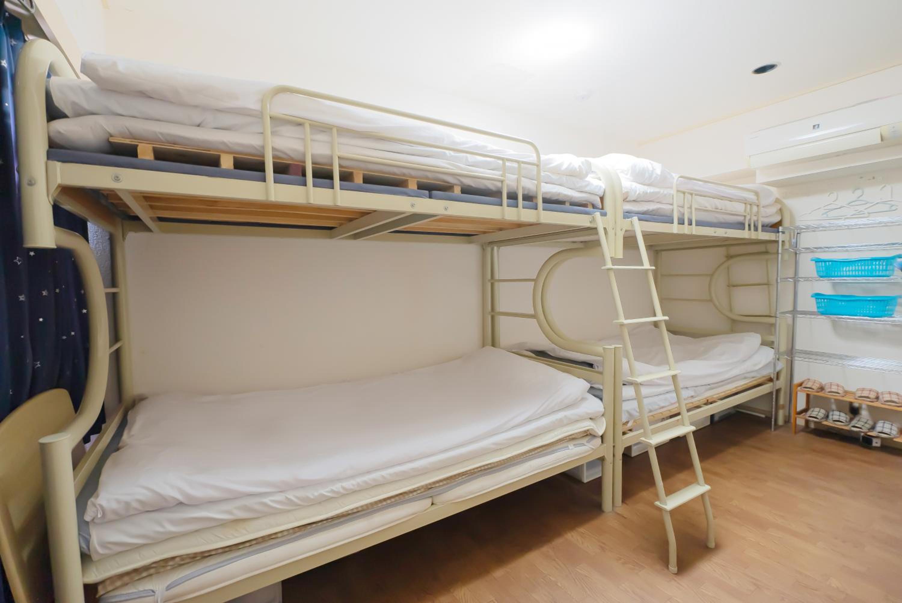Quadruple Room with Shared Bathroom photo 3