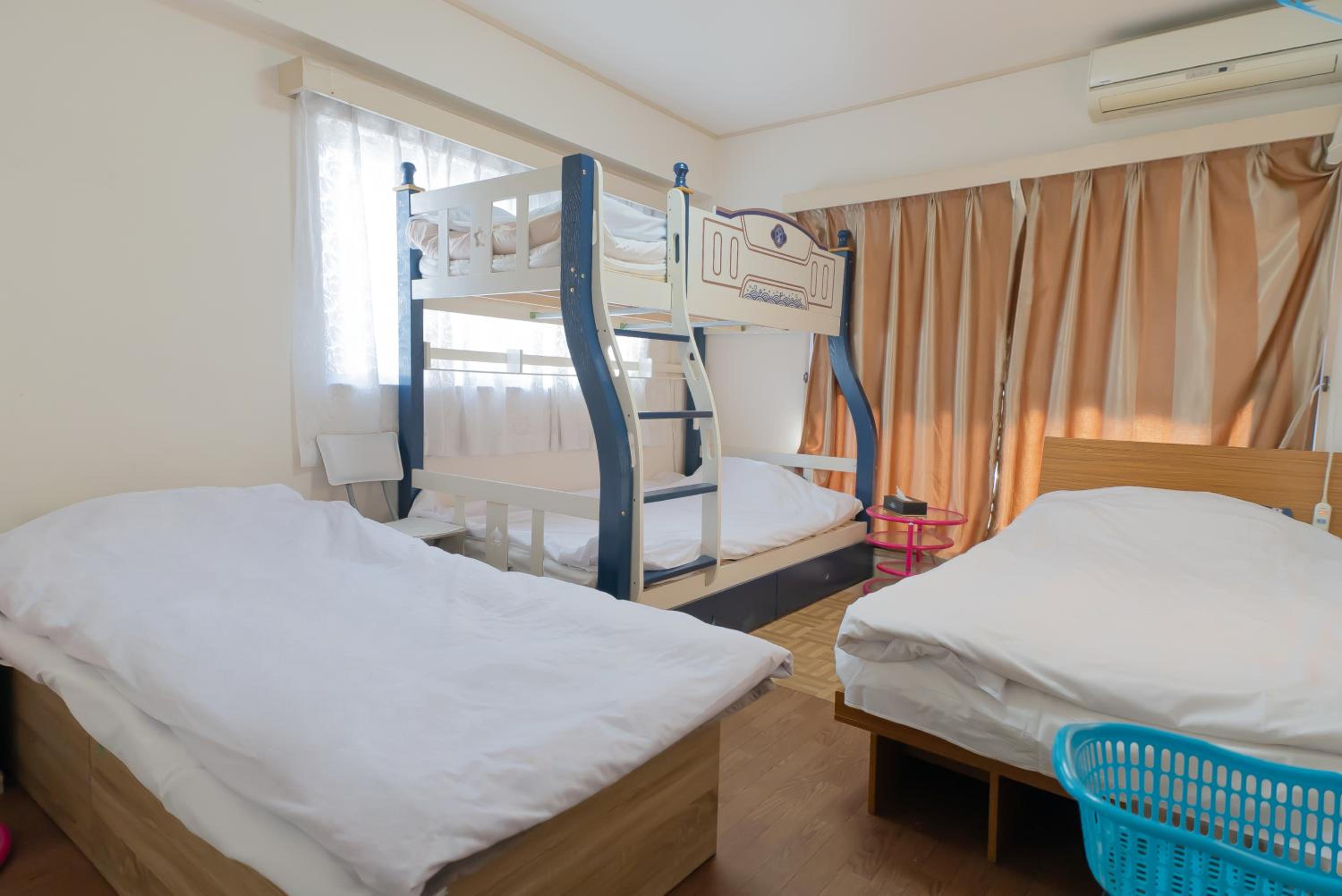 Quadruple Room with Shared Bathroom photo 2