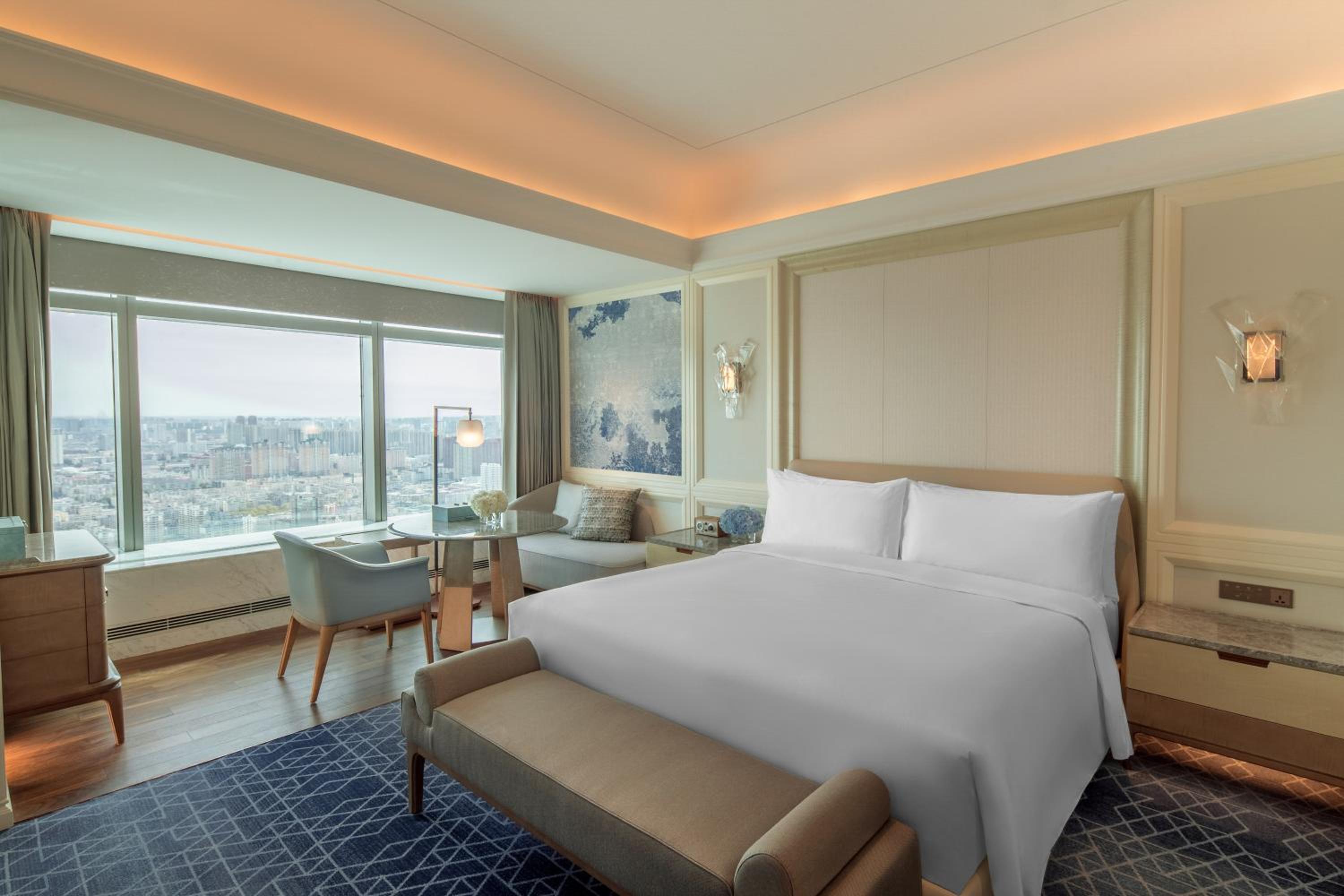 Deluxe King Room with City View - Photo 2