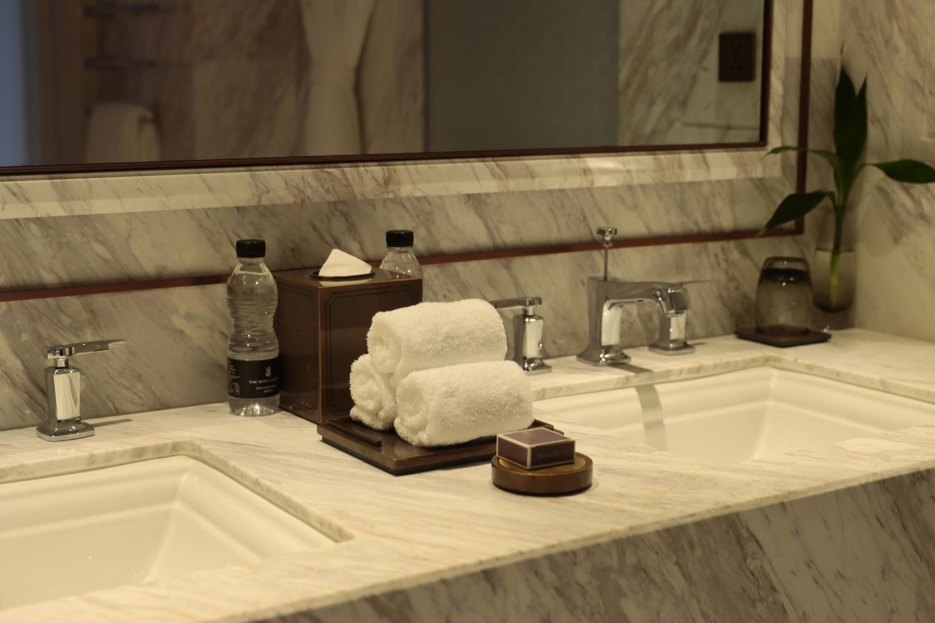 Premier King Room with Panoramic River View - Photo 4