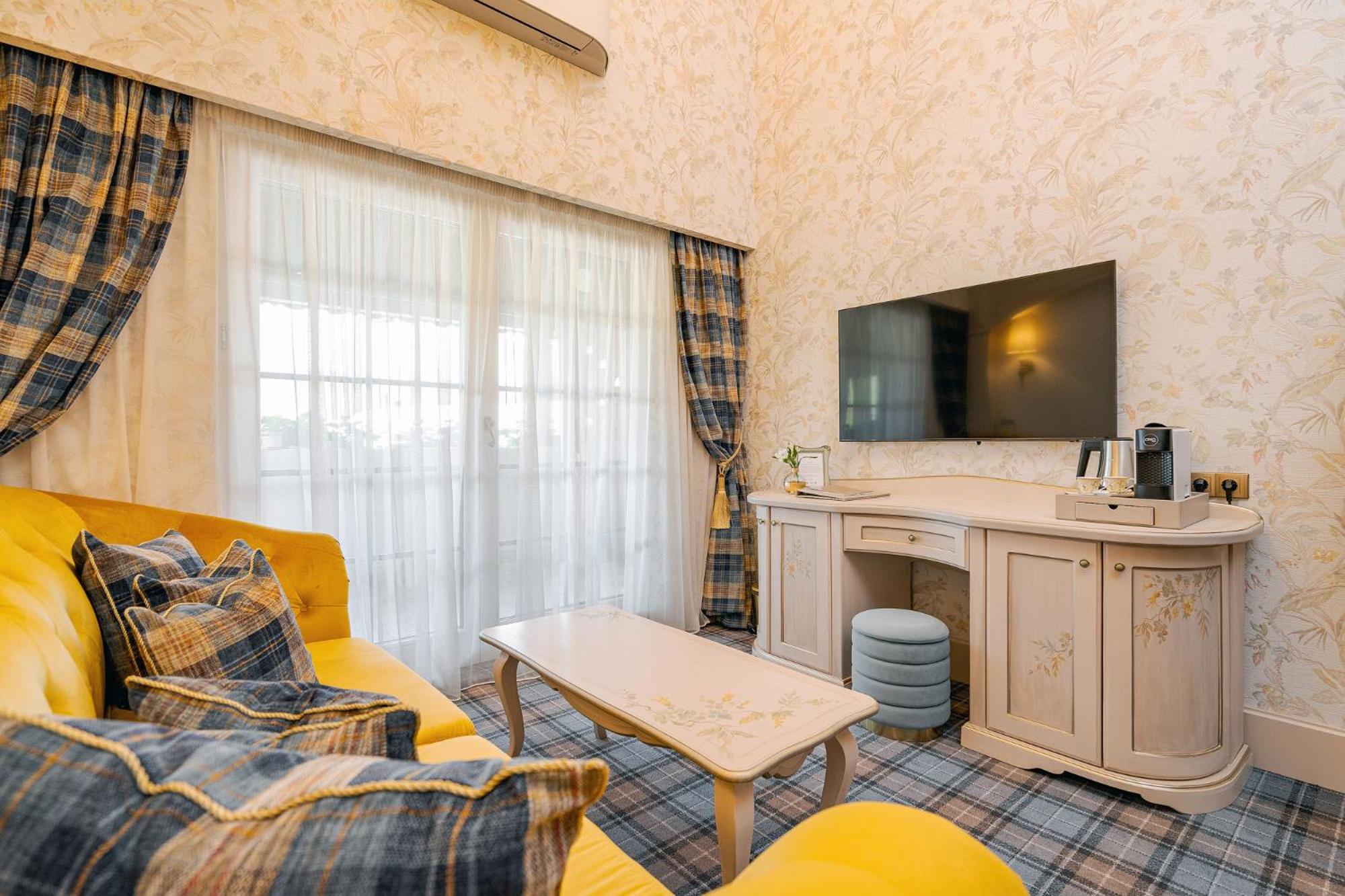 Suite - Photo 1