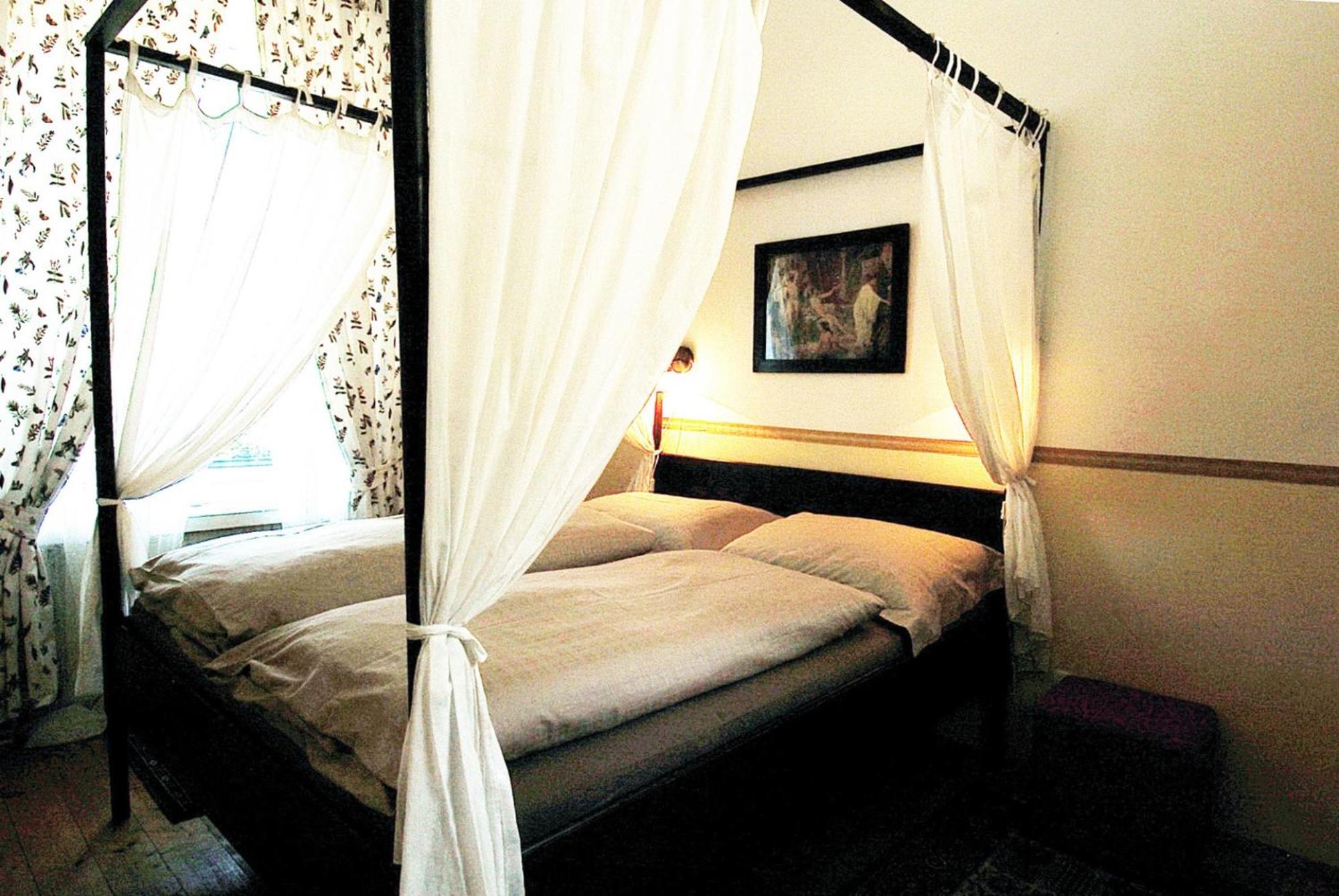 One-Bedroom Apartment with Garden photo 1