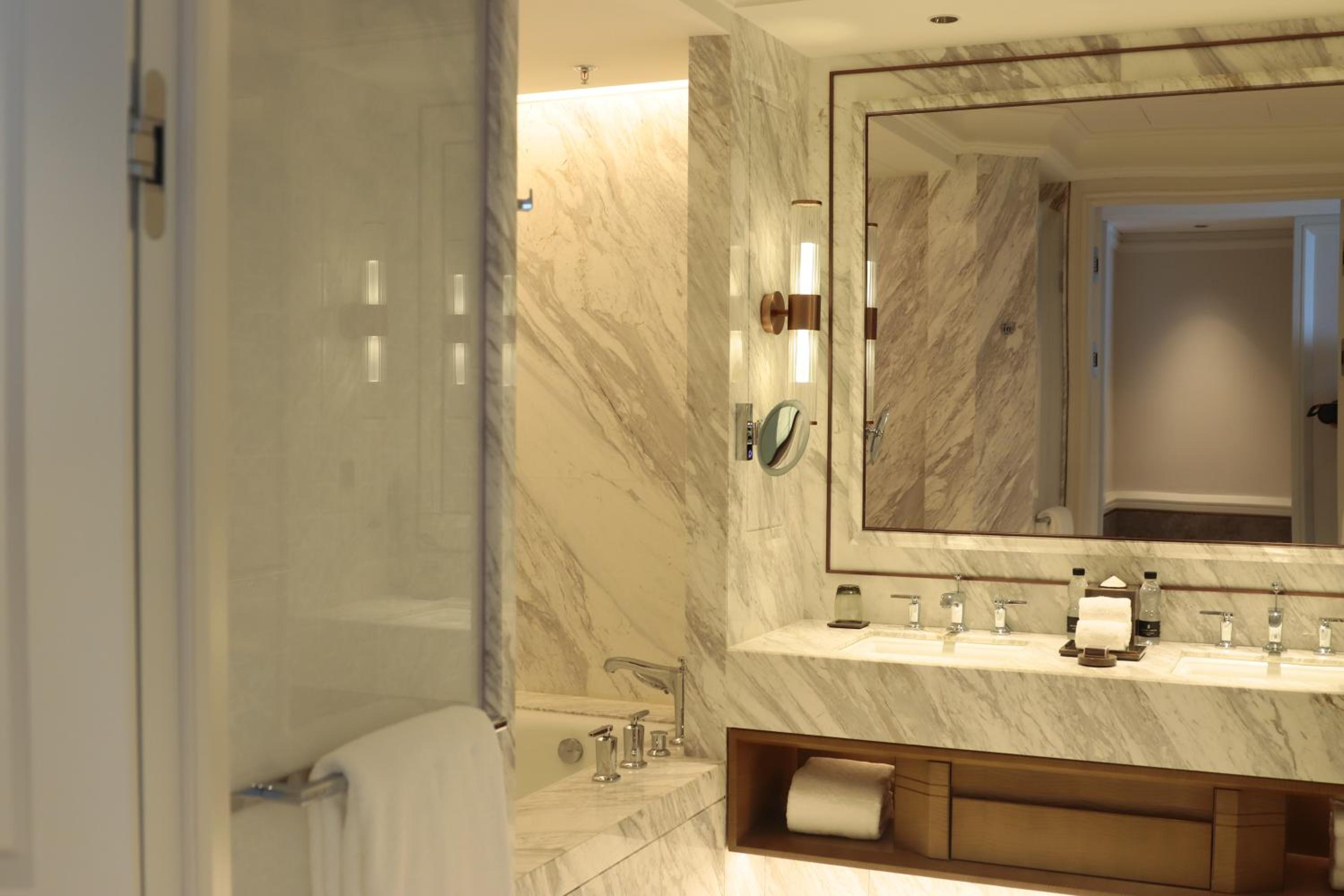 Premier King Room with River View - Photo 3