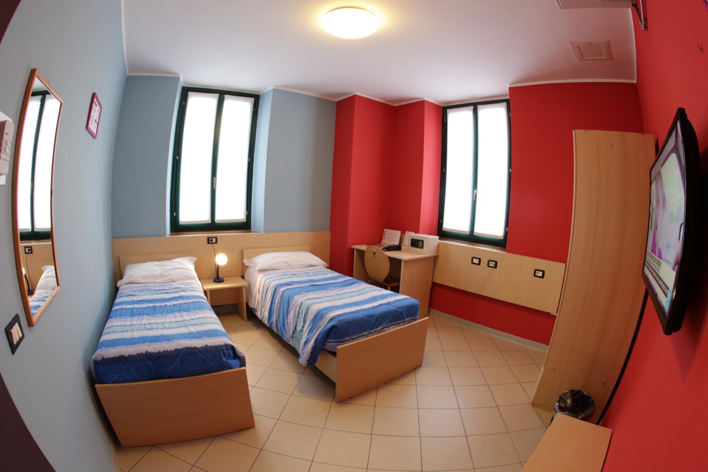 Twin Room - Photo 4