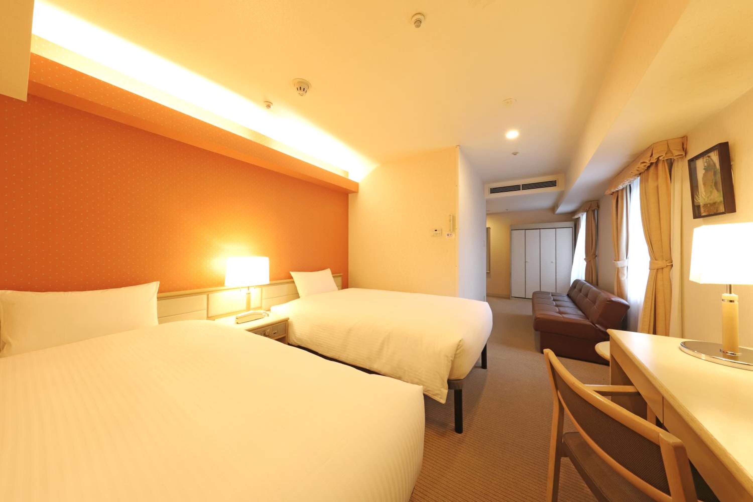Corner Twin Room - Non-Smoking - Photo 1