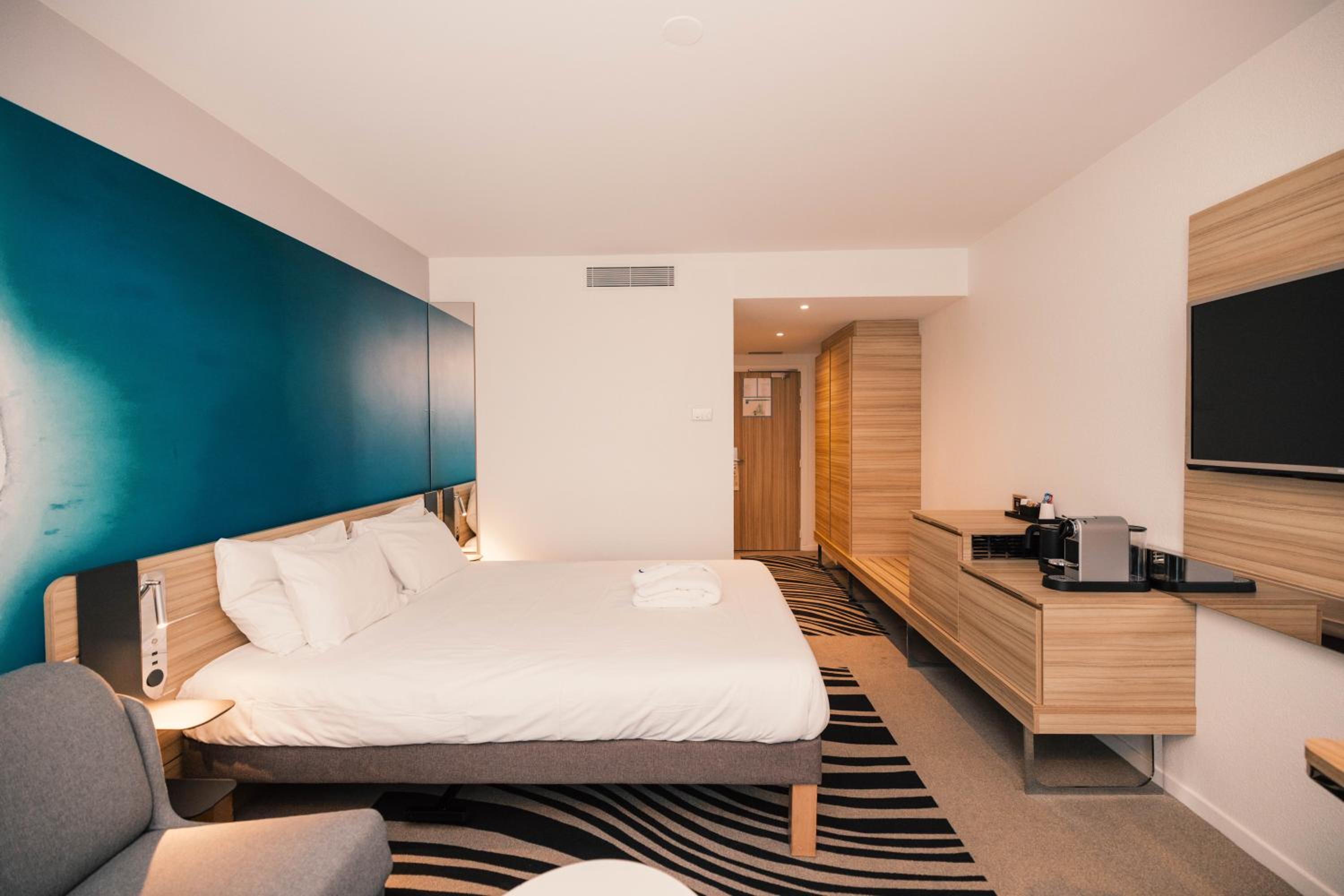 Executive Room with One Double Bed and One Sofa - Photo 4