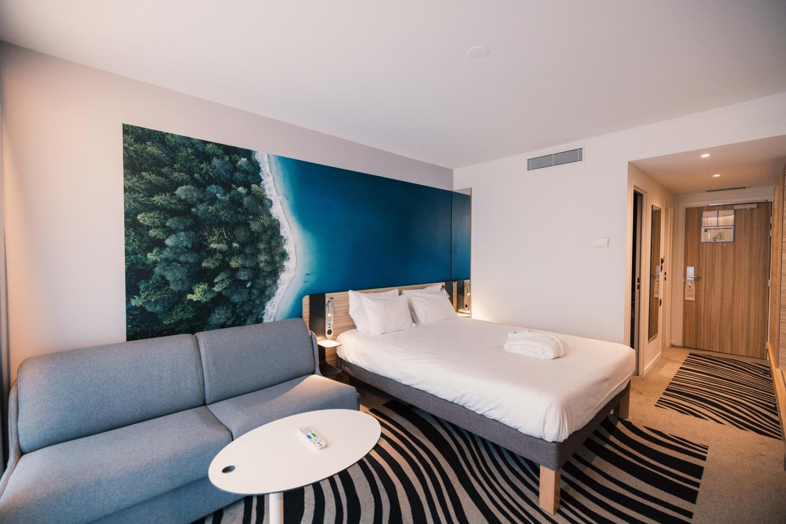 Executive Room with One Double Bed and One Sofa - Photo 6
