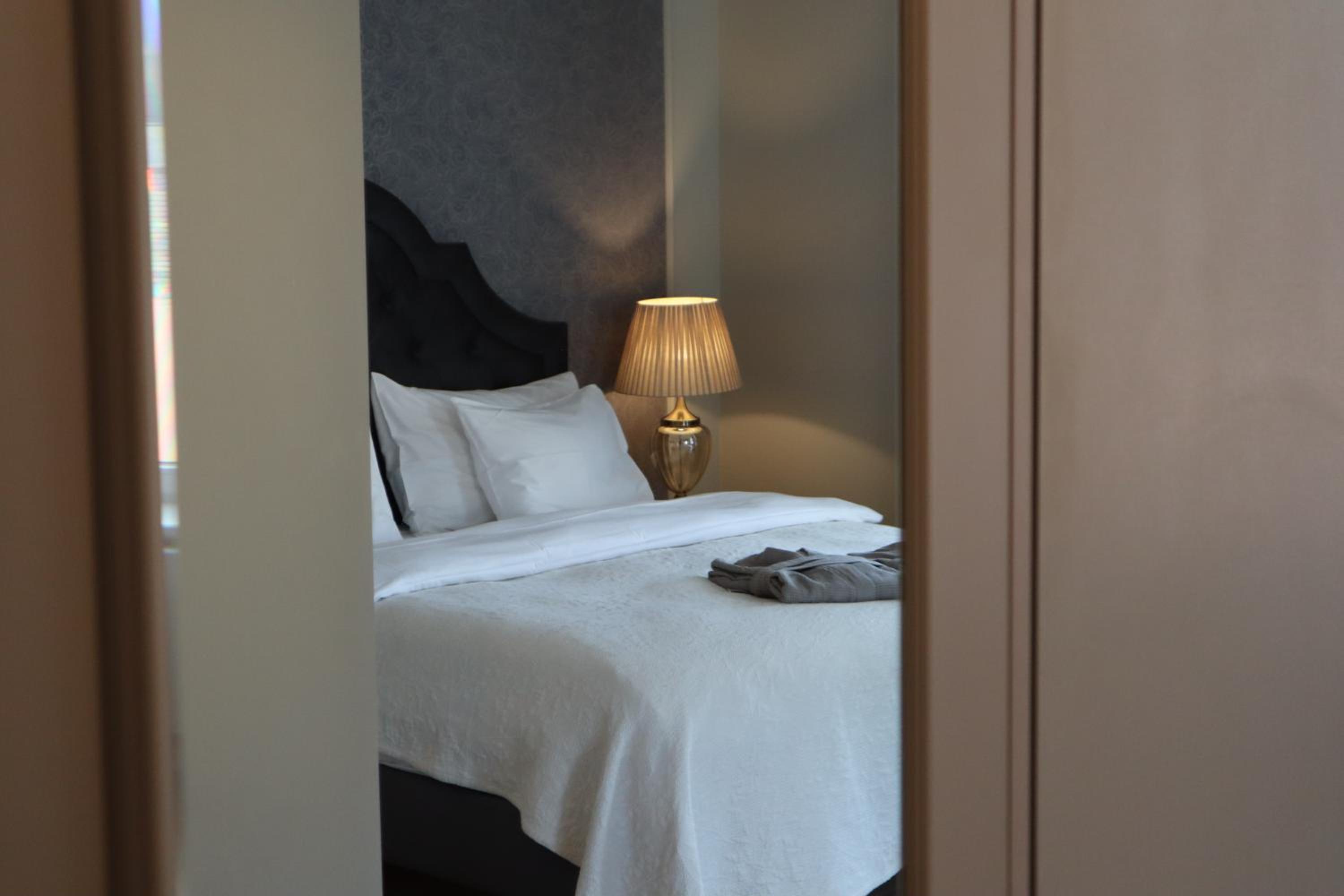 Executive Suite - Photo 7
