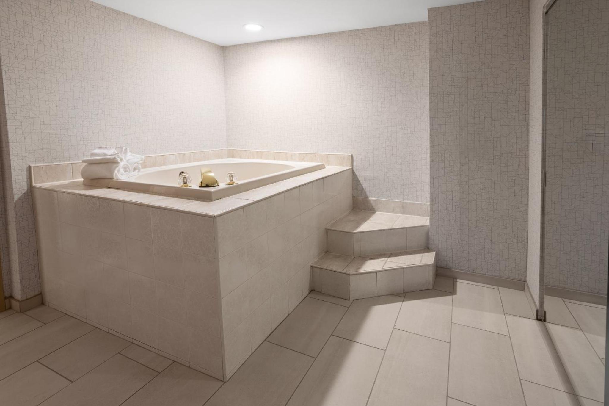 One-Bedroom Suite with Jetted Tub - Photo 3